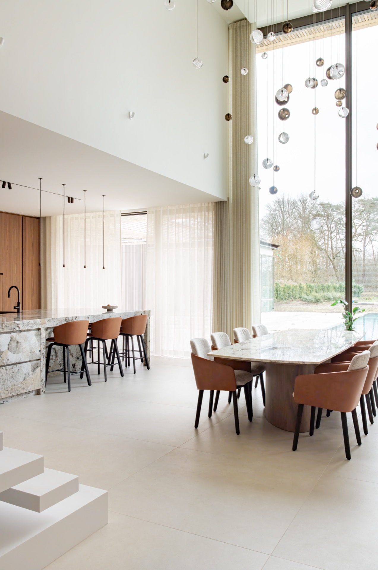 esempio progetto ristrutturazione casa: sala da pranzo di lusso con grande finestra e mobili in legno, Luxury, Design, Exclusive, Modern, Custom Made, Special, Beautiful