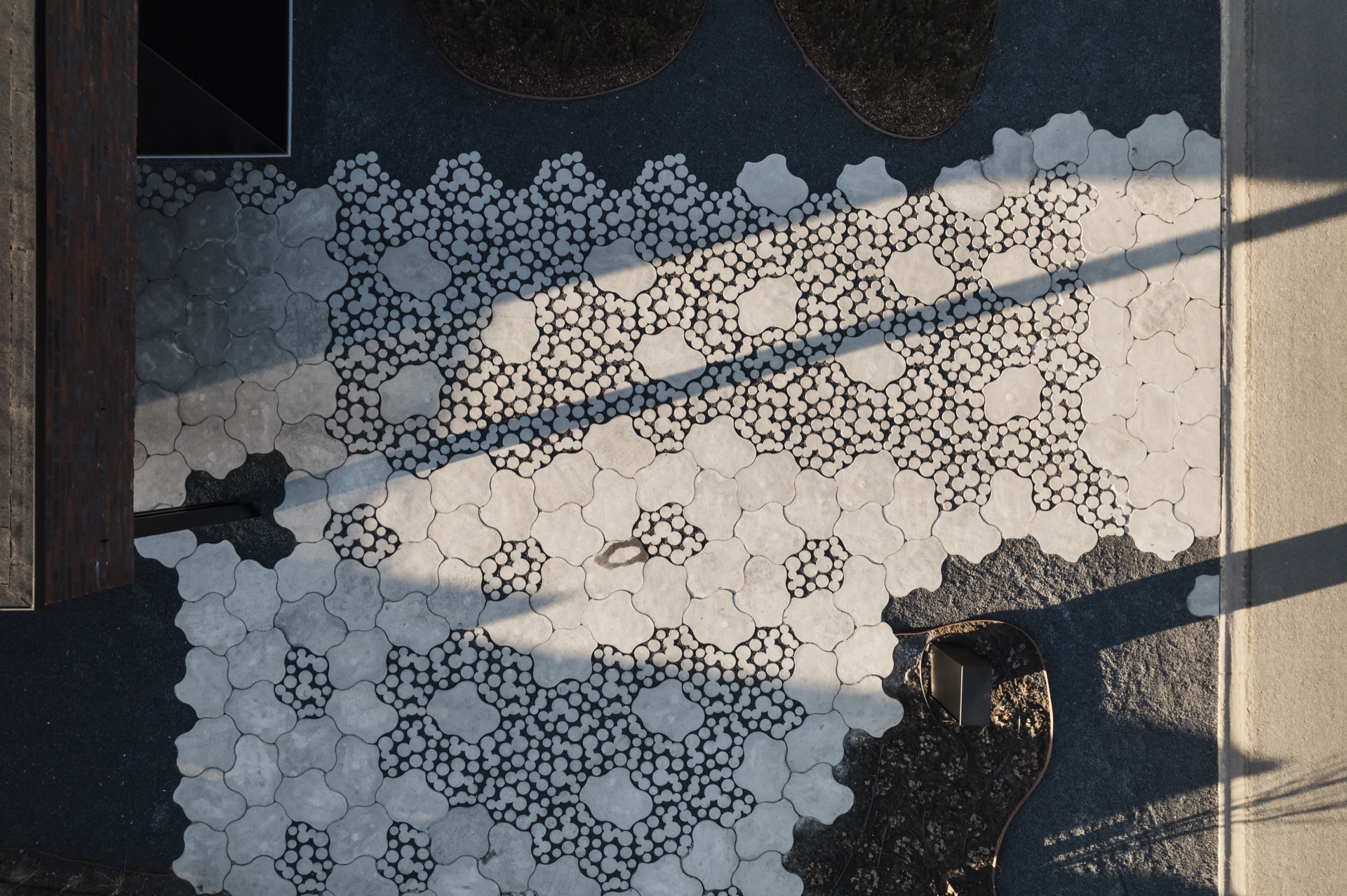 lastre di cartongesso: motivo di piastrelle con forme floreali e circolari in un giardino, Luxury, Design, Exclusive, Modern, Custom Made, Special, Beautiful