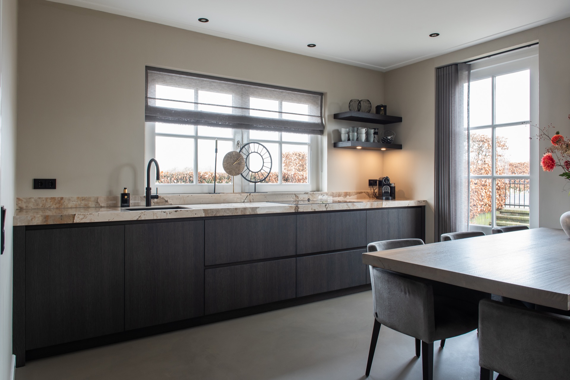 cucina moderna marmo: cucina moderna con piano in marmo e grandi finestre per luce naturale, Luxury, Design, Exclusive, Modern, Custom Made, Special, Beautiful