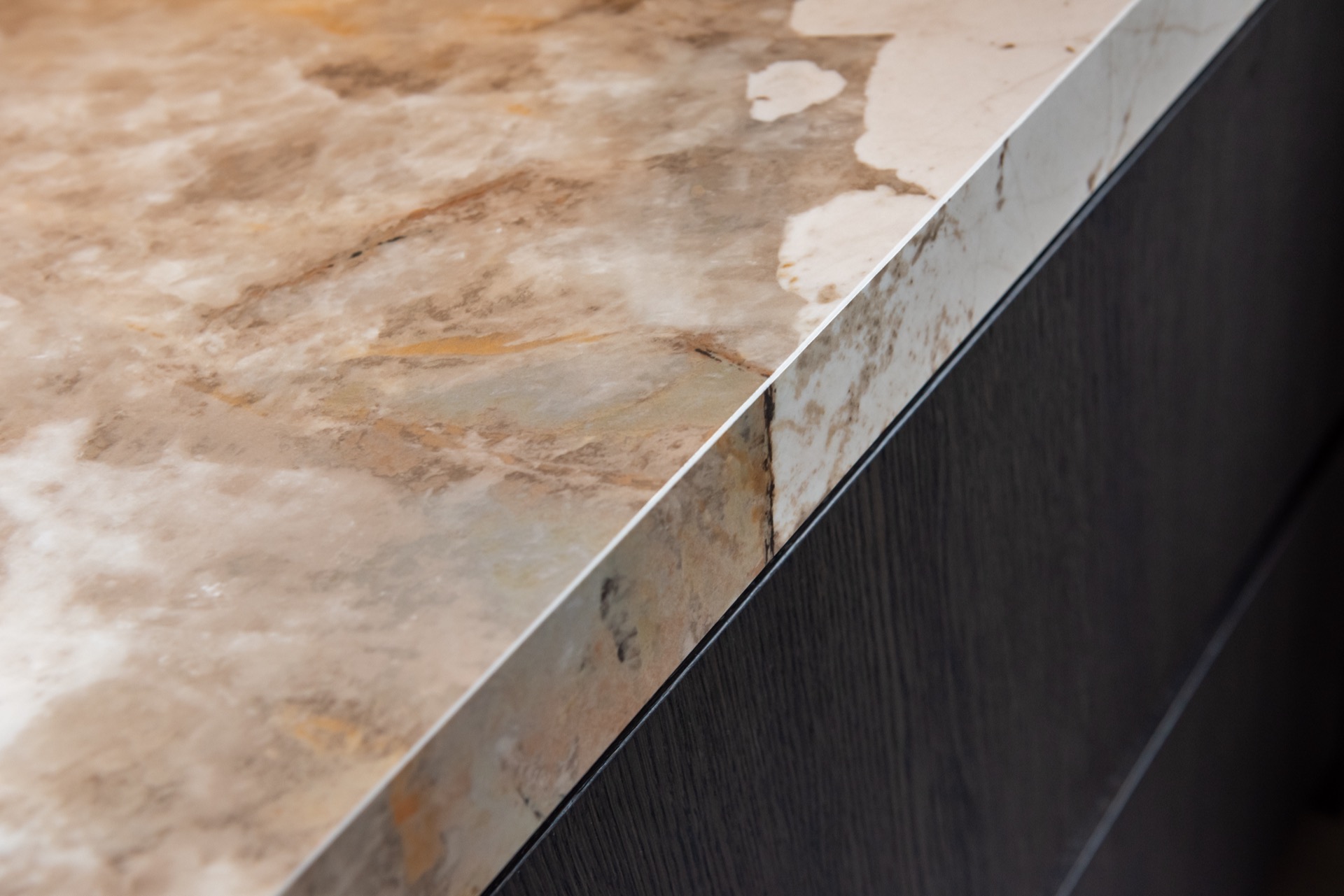 cucina moderna marmo: dettaglio del rubinetto in cucina e piano in marmo con motivo, Luxury, Design, Exclusive, Modern, Custom Made, Special, Beautiful