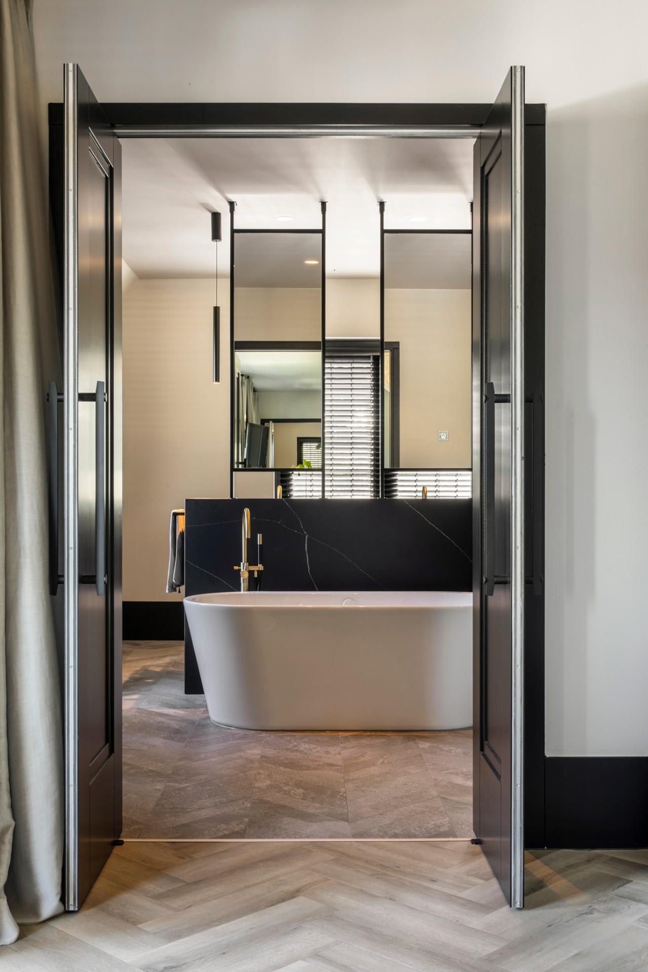 villa di lusso: soggiorno di lusso con grandi opere d'arte in bianco e nero, mobili moderni e illuminazione ambientale, Luxury, Design, Exclusive, Modern, Custom Made, Special, Beautiful
