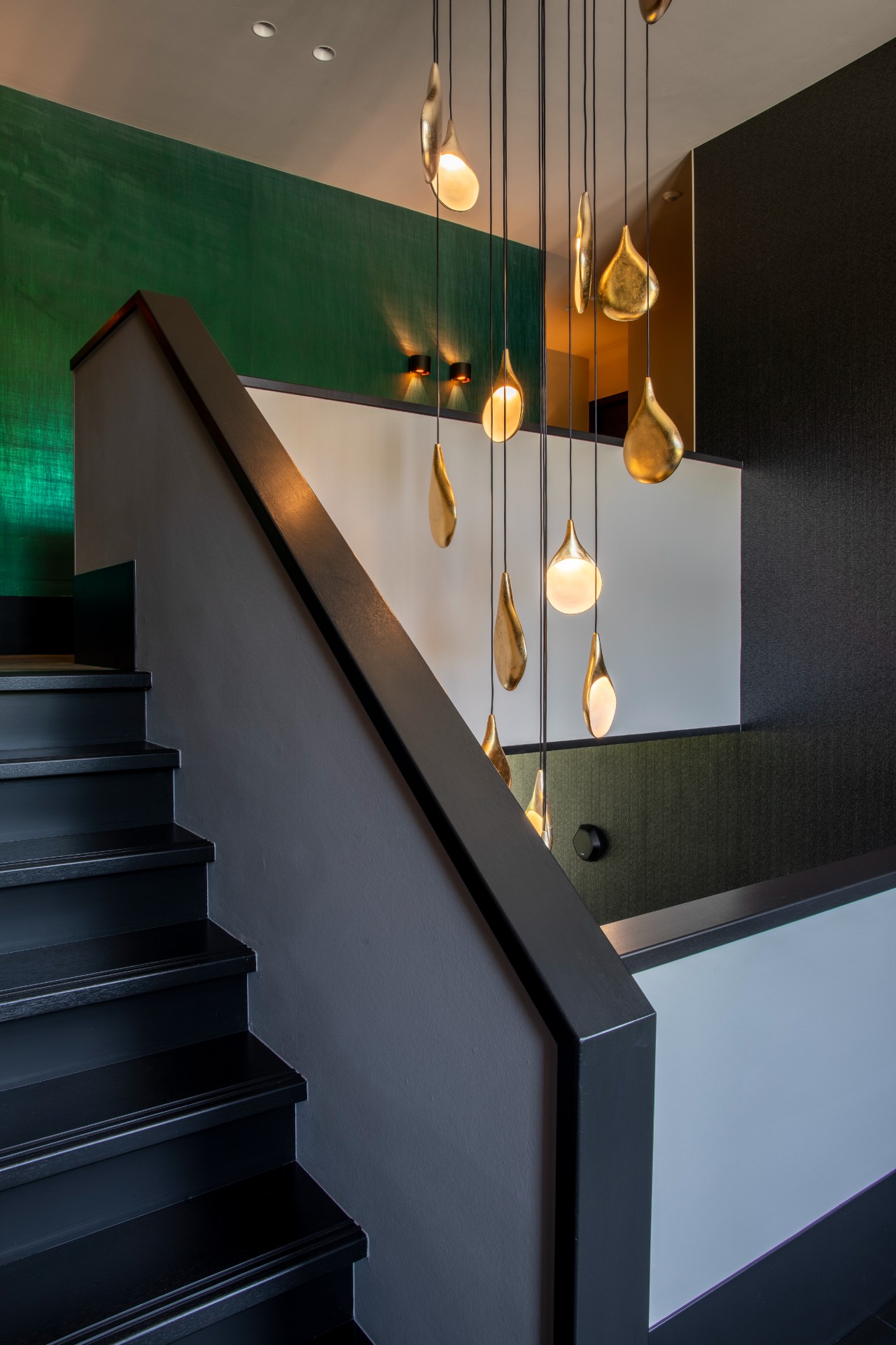 villa di lusso: cucina moderna con marmo nero, armadi in legno e dettagli dorati, Luxury, Design, Exclusive, Modern, Custom Made, Special, Beautiful