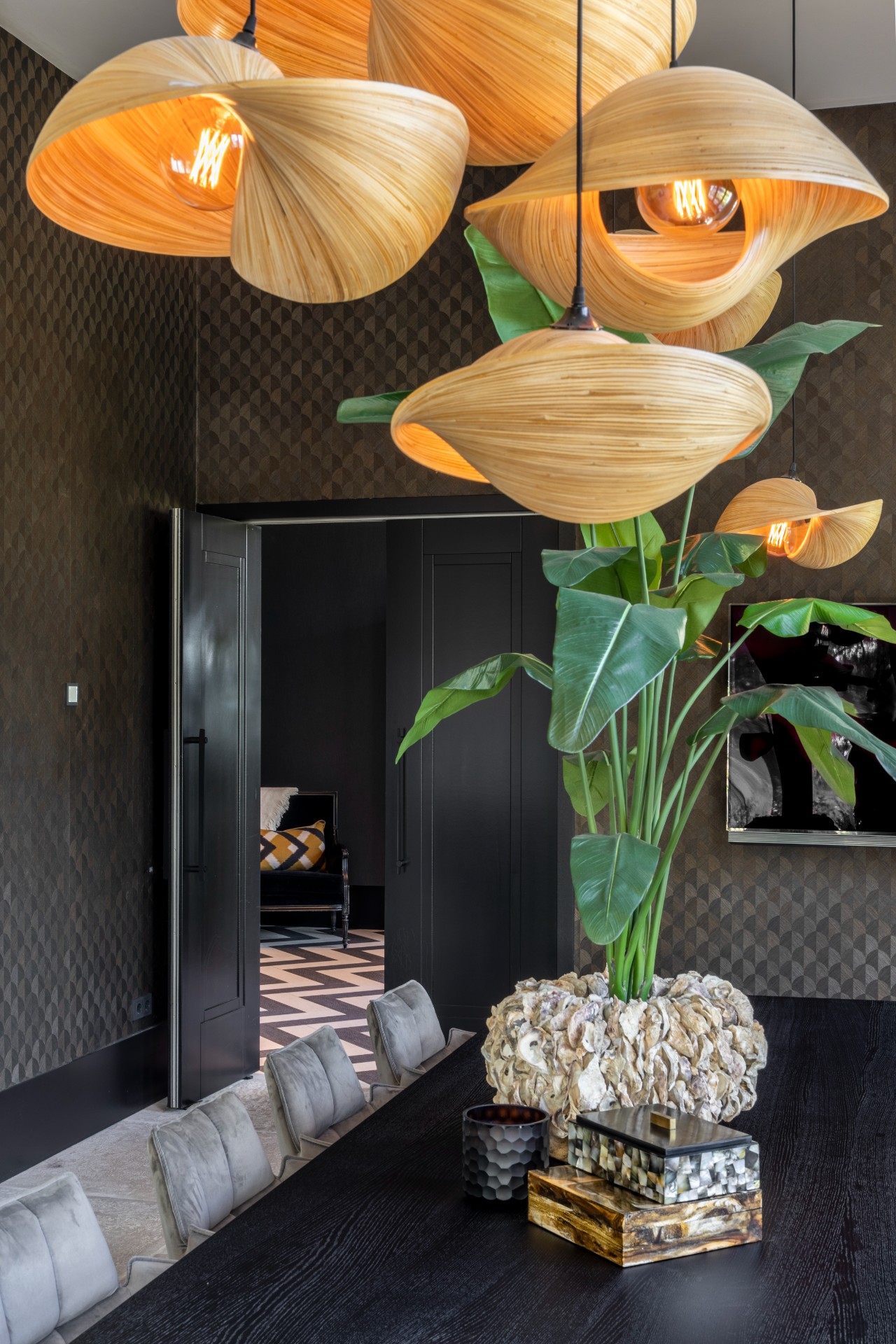villa di lusso: bagno moderno con vasca free-standing, parete in marmo nero e dettagli dorati, Luxury, Design, Exclusive, Modern, Custom Made, Special, Beautiful