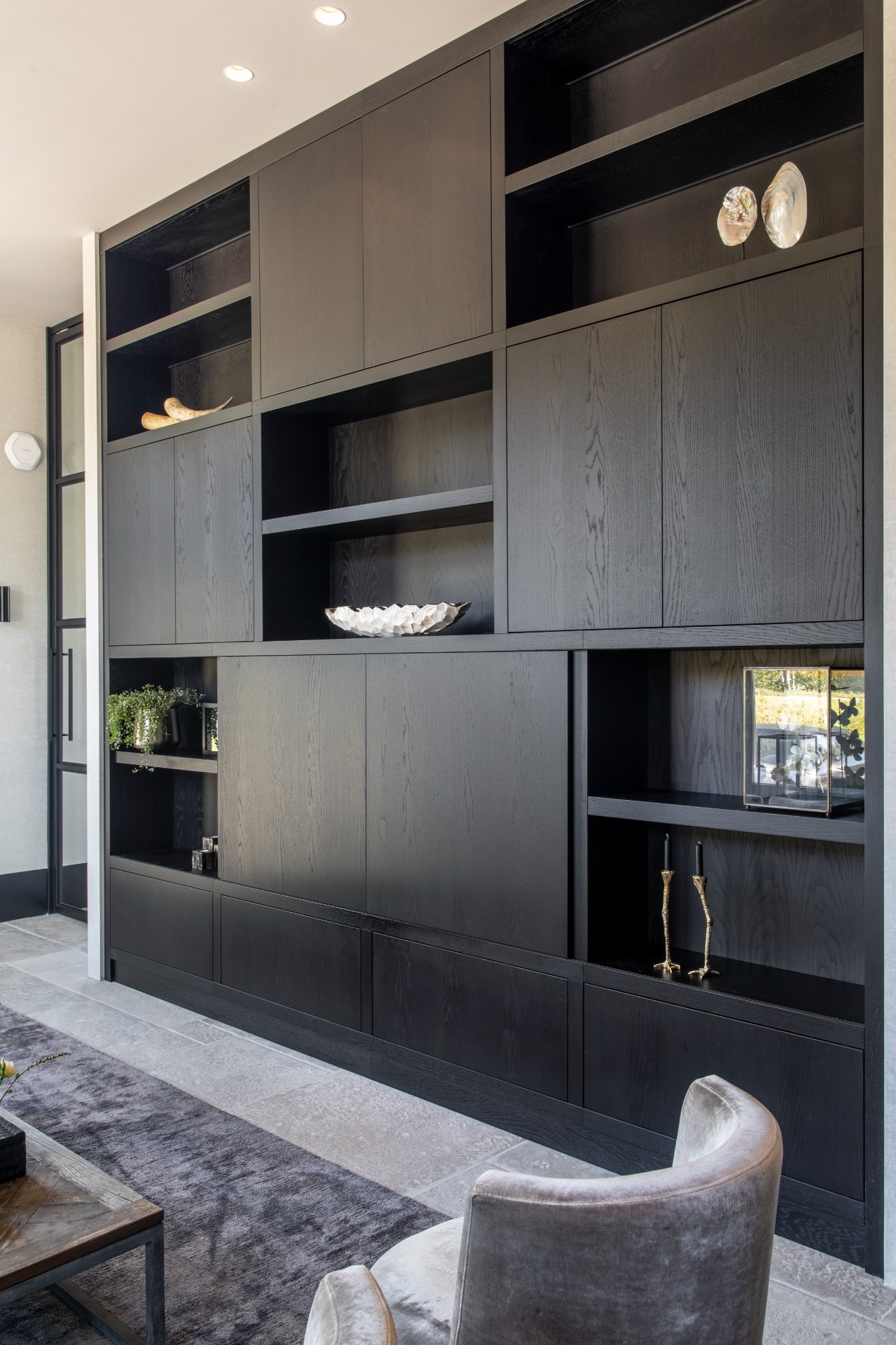 villa di lusso: soggiorno di lusso con grandi opere d'arte in bianco e nero, mobili moderni e illuminazione ambientale, Luxury, Design, Exclusive, Modern, Custom Made, Special, Beautiful
