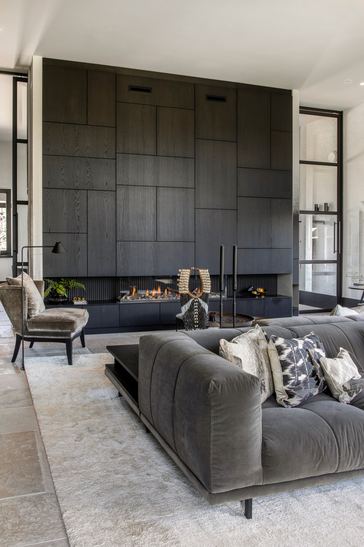 villa di lusso: spazio interno con soffitto nero, illuminazione di lusso e elementi decorativi, Luxury, Design, Exclusive, Modern, Custom Made, Special, Beautiful