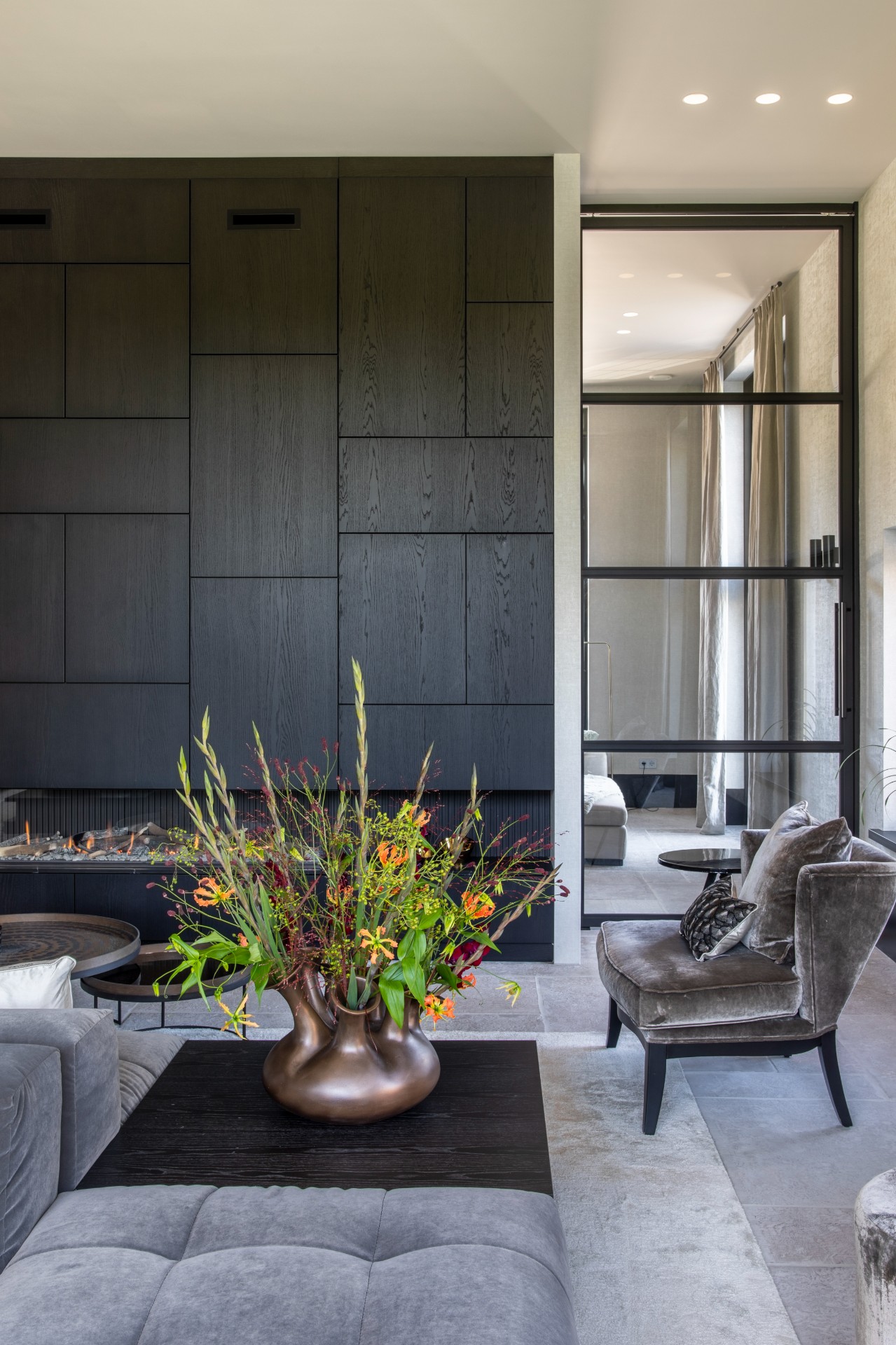 villa di lusso: camera da letto di lusso con grandi opere d'arte, arredi eleganti e atmosfera accogliente, Luxury, Design, Exclusive, Modern, Custom Made, Special, Beautiful