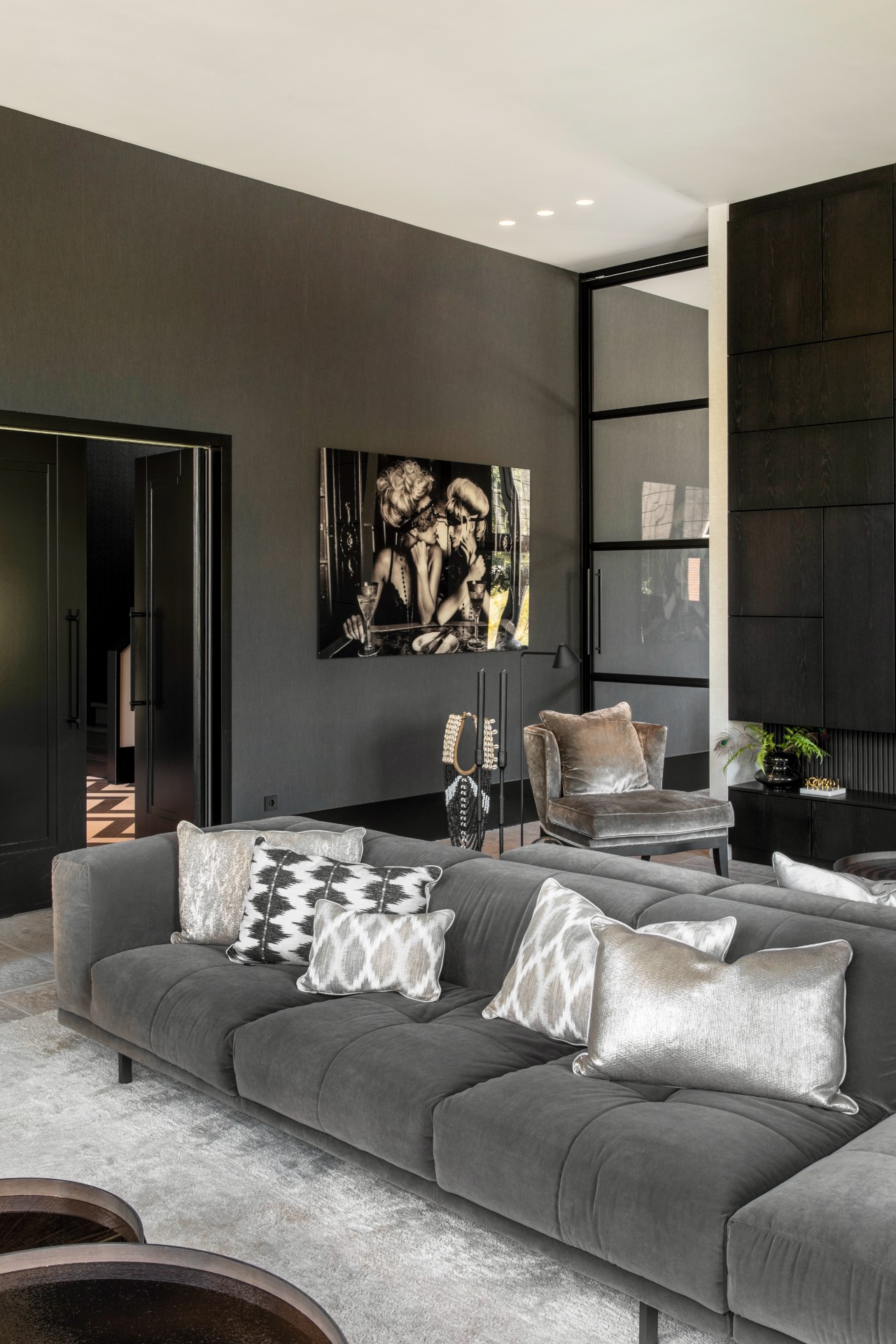 villa di lusso: soggiorno di lusso con grandi opere d'arte in bianco e nero, mobili moderni e illuminazione ambientale, Luxury, Design, Exclusive, Modern, Custom Made, Special, Beautiful