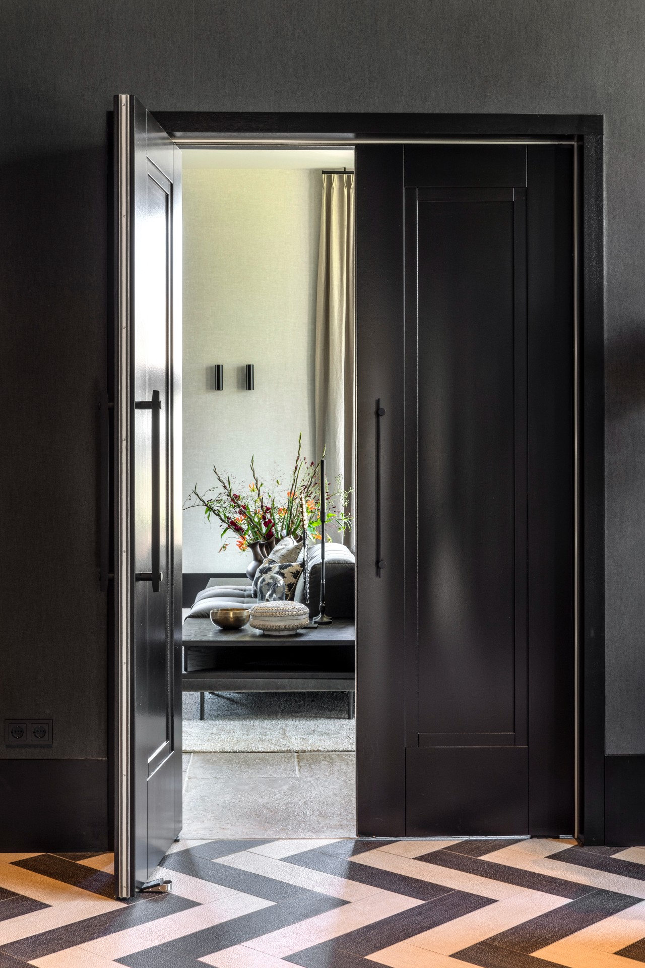 villa di lusso: bagno moderno con vasca free-standing, parete in marmo nero e dettagli dorati, Luxury, Design, Exclusive, Modern, Custom Made, Special, Beautiful