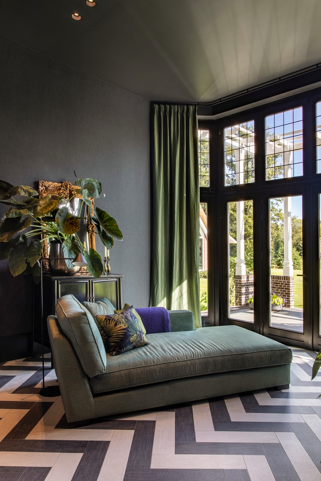 villa di lusso: soggiorno di lusso con grandi finestre, tende verdi e poltrona vintage, Luxury, Design, Exclusive, Modern, Custom Made, Special, Beautiful