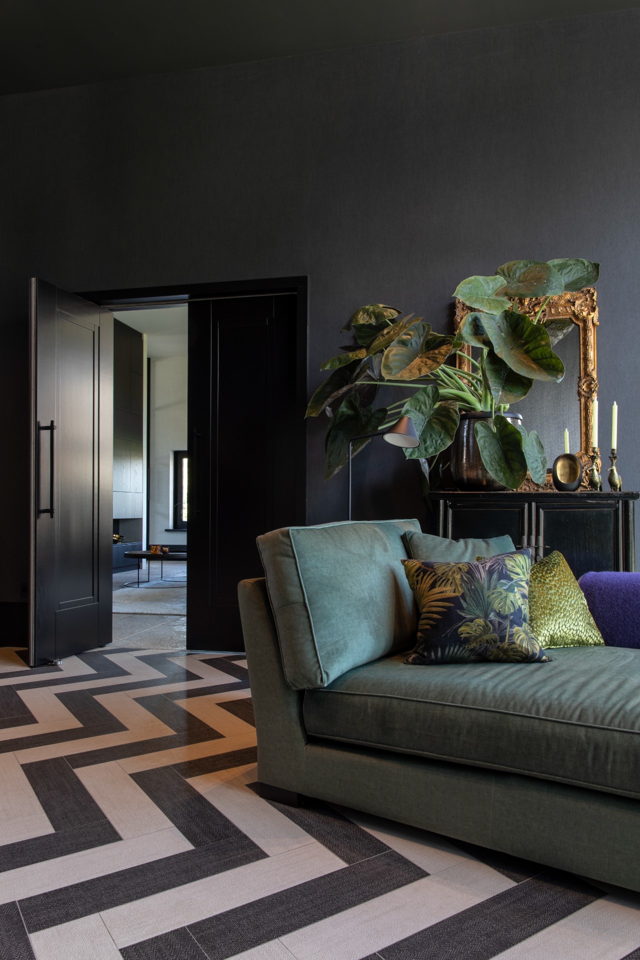 villa di lusso: camera da letto di lusso con grandi finestre, cuscini decorativi e tessuti naturali, Luxury, Design, Exclusive, Modern, Custom Made, Special, Beautiful