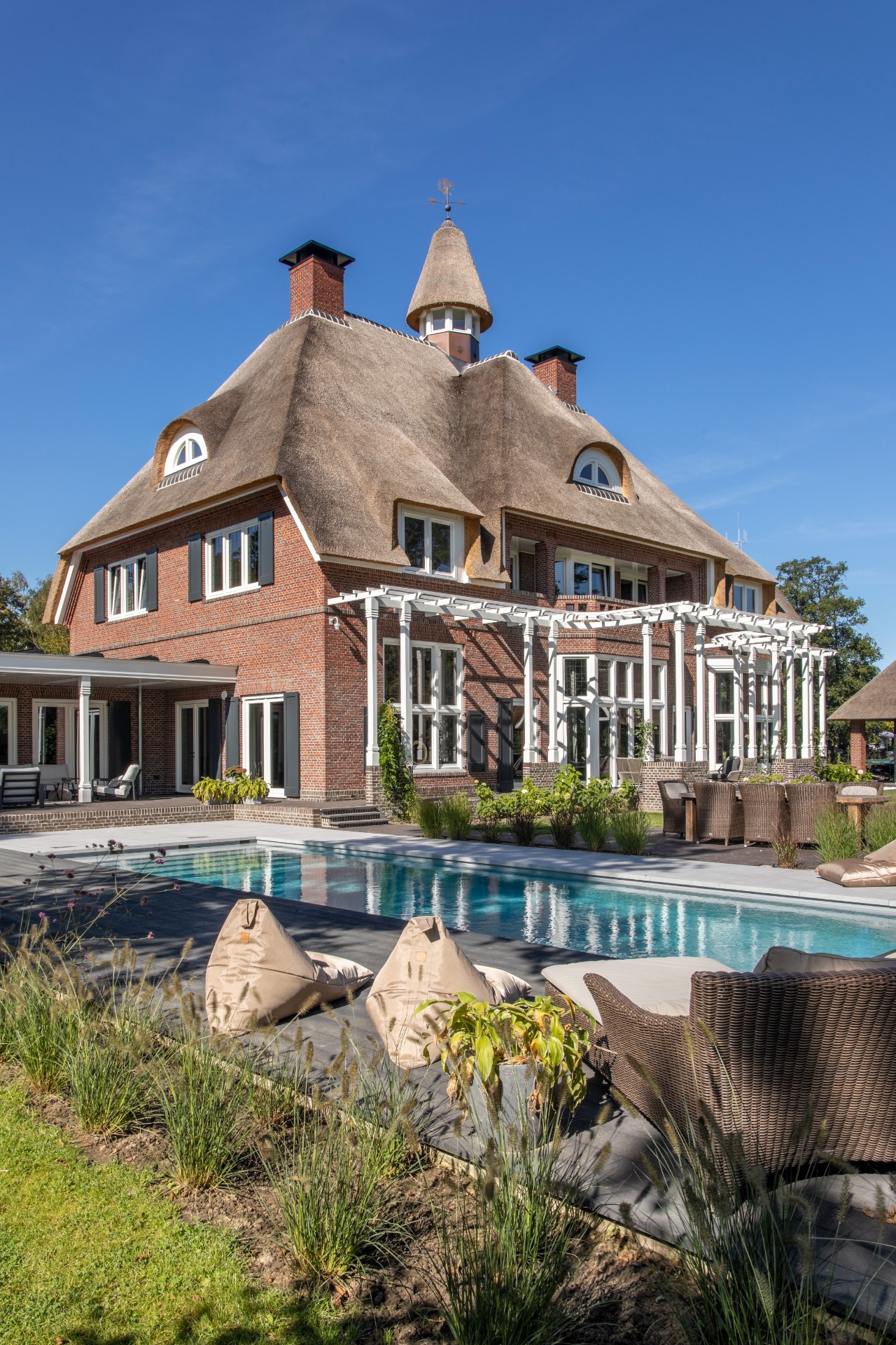 villa di lusso: Esterno di con piscina e giardino, Luxury, Design, Exclusive, Modern, Custom Made, Special, Beautiful