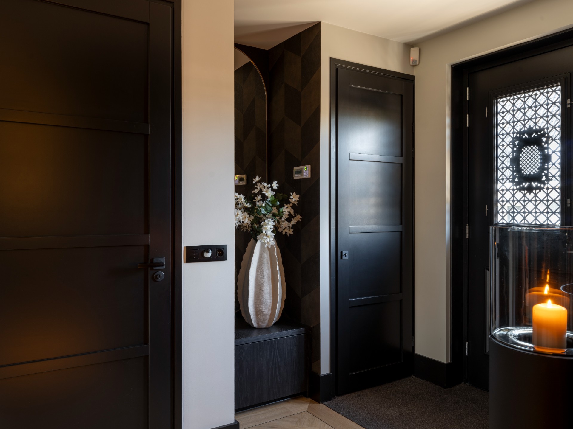progetto ristrutturazione casa: ingresso moderno con armadio in legno scuro e decorazioni., Luxury, Design, Exclusive, Modern, Custom Made, Special, Beautiful