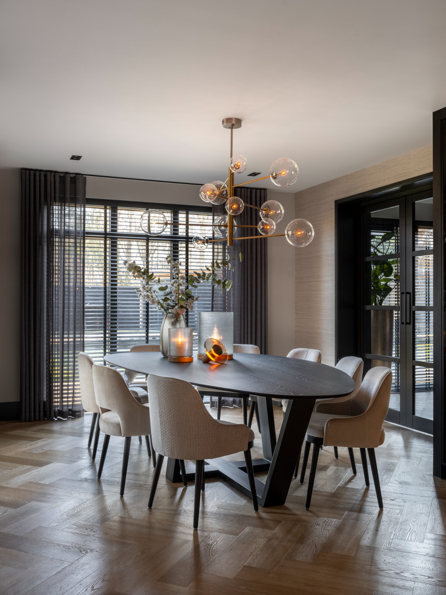 progetto ristrutturazione casa: sala da pranzo moderna con lampadario a bolle di vetro e tavolo in legno., Luxury, Design, Exclusive, Modern, Custom Made, Special, Beautiful