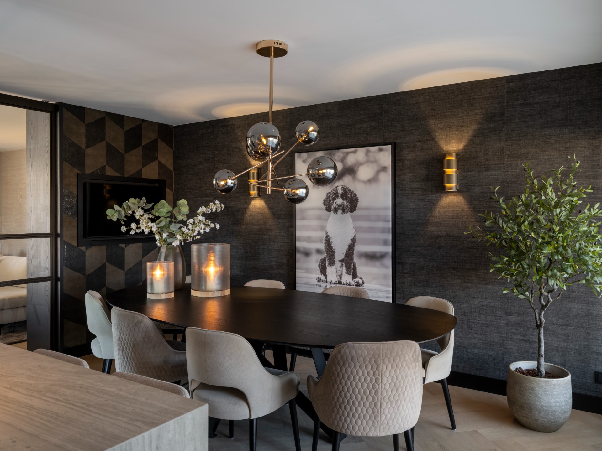 design di interni moderno: sala da pranzo moderna con parete scura e sedie bianche, illuminazione accogliente., Luxury, Design, Exclusive, Modern, Custom Made, Special, Beautiful