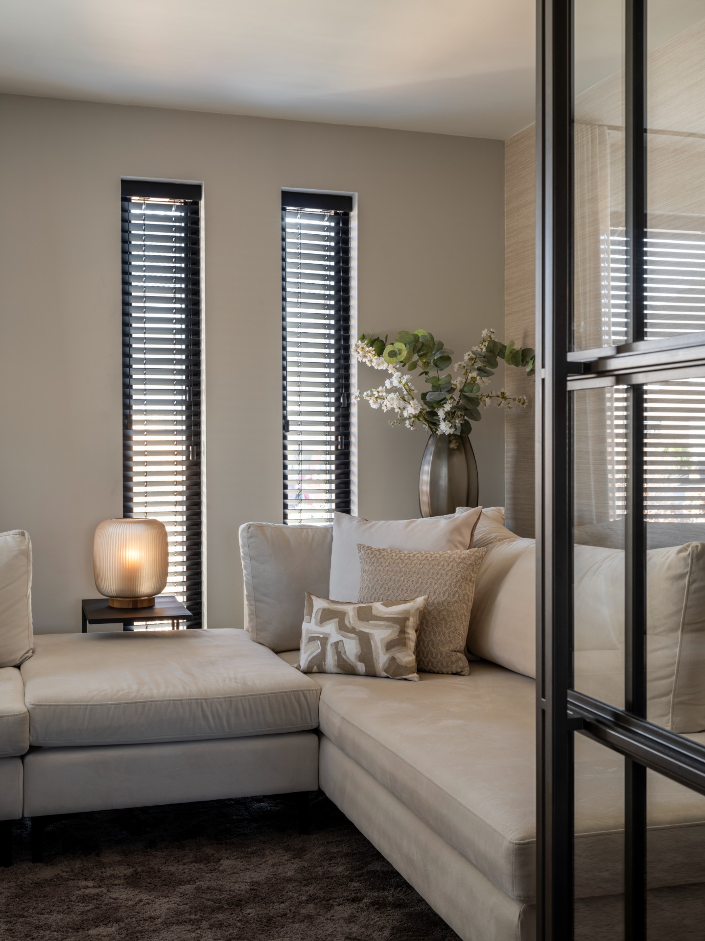 design di interni moderno: dettagli del soggiorno con divano bianco e cuscini decorativi., Luxury, Design, Exclusive, Modern, Custom Made, Special, Beautiful