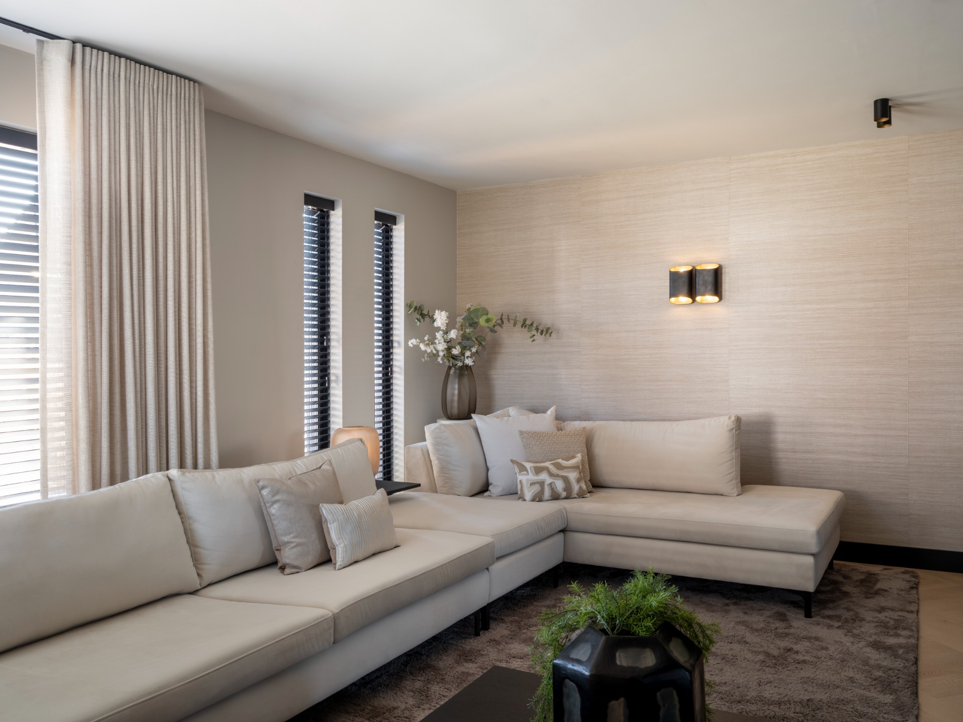 design di interni moderno: soggiorno luminoso con grande divano e accessori decorativi., Luxury, Design, Exclusive, Modern, Custom Made, Special, Beautiful