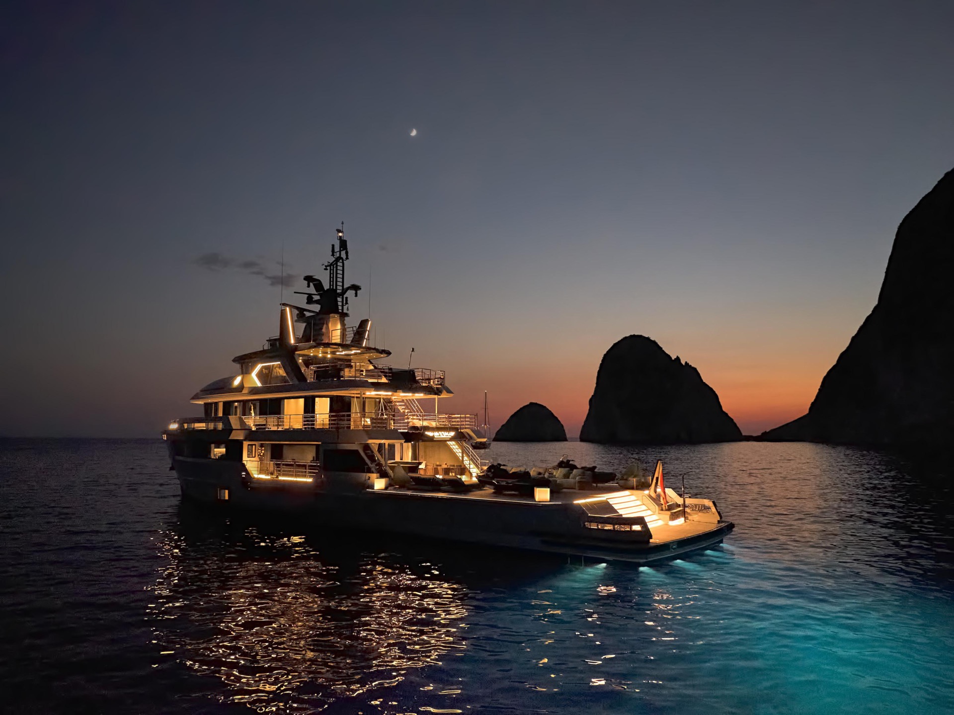 interni yacht di lusso: yacht di lusso in luce serale con mare e paesaggio, Luxury, Design, Exclusive, Modern, Custom Made, Special, Beautiful