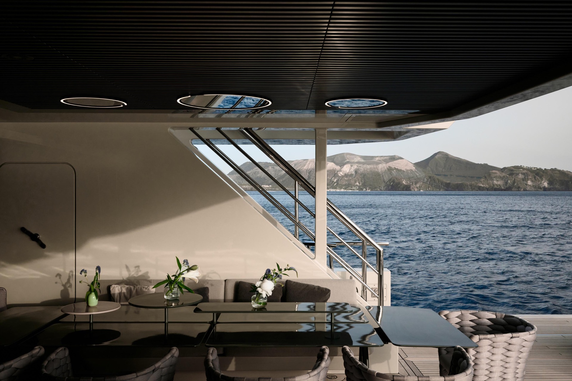 interni yacht di lusso: camera di lusso con vista mare e illuminazione moderna, Luxury, Design, Exclusive, Modern, Custom Made, Special, Beautiful