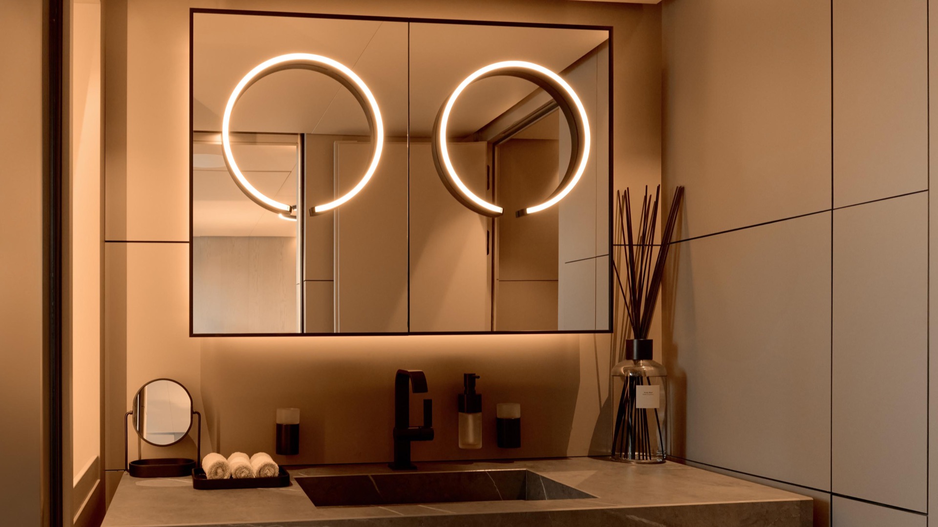 interni yacht di lusso: bagno moderno con illuminazione a cerchio e specchio, Luxury, Design, Exclusive, Modern, Custom Made, Special, Beautiful