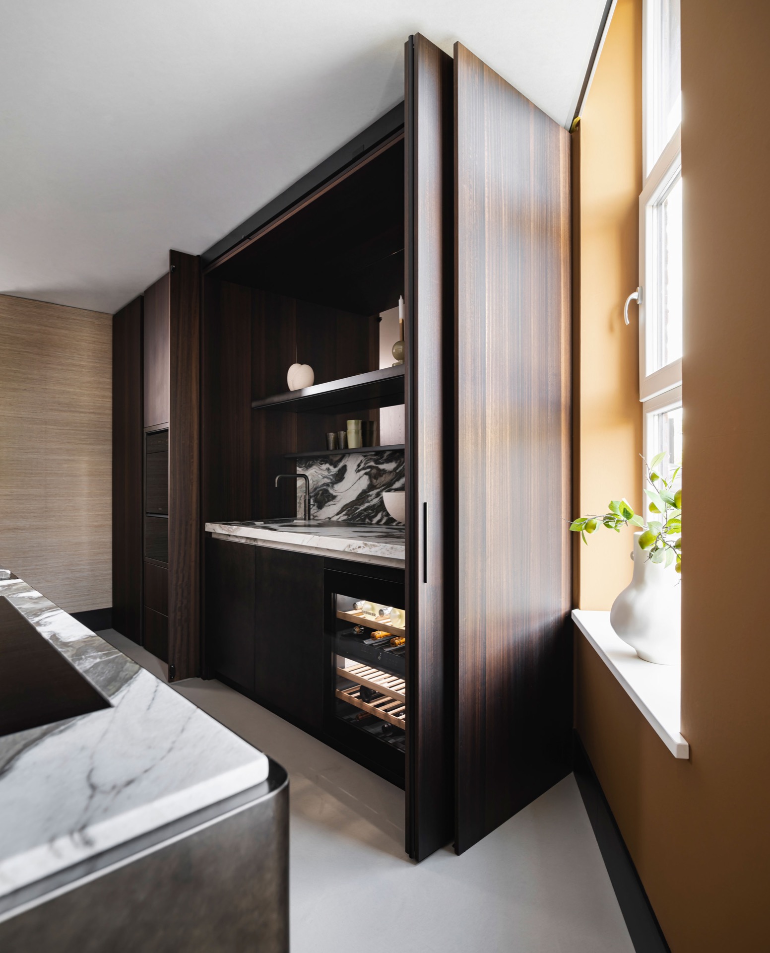 design cucina di lusso: dettaglio di frigorifero vino incassato e piano in marmo, Luxury, Design, Exclusive, Modern, Custom Made, Special, Beautiful