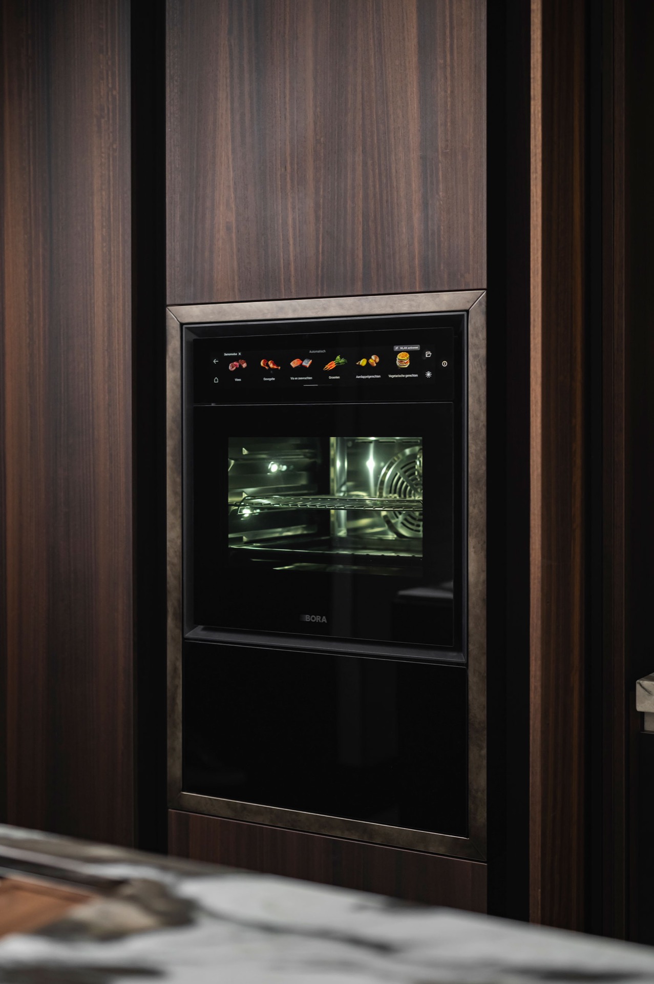 design cucina di lusso: ripresa ravvicinata di piano in marmo con bordo in metallo e ventilazione, Luxury, Design, Exclusive, Modern, Custom Made, Special, Beautiful