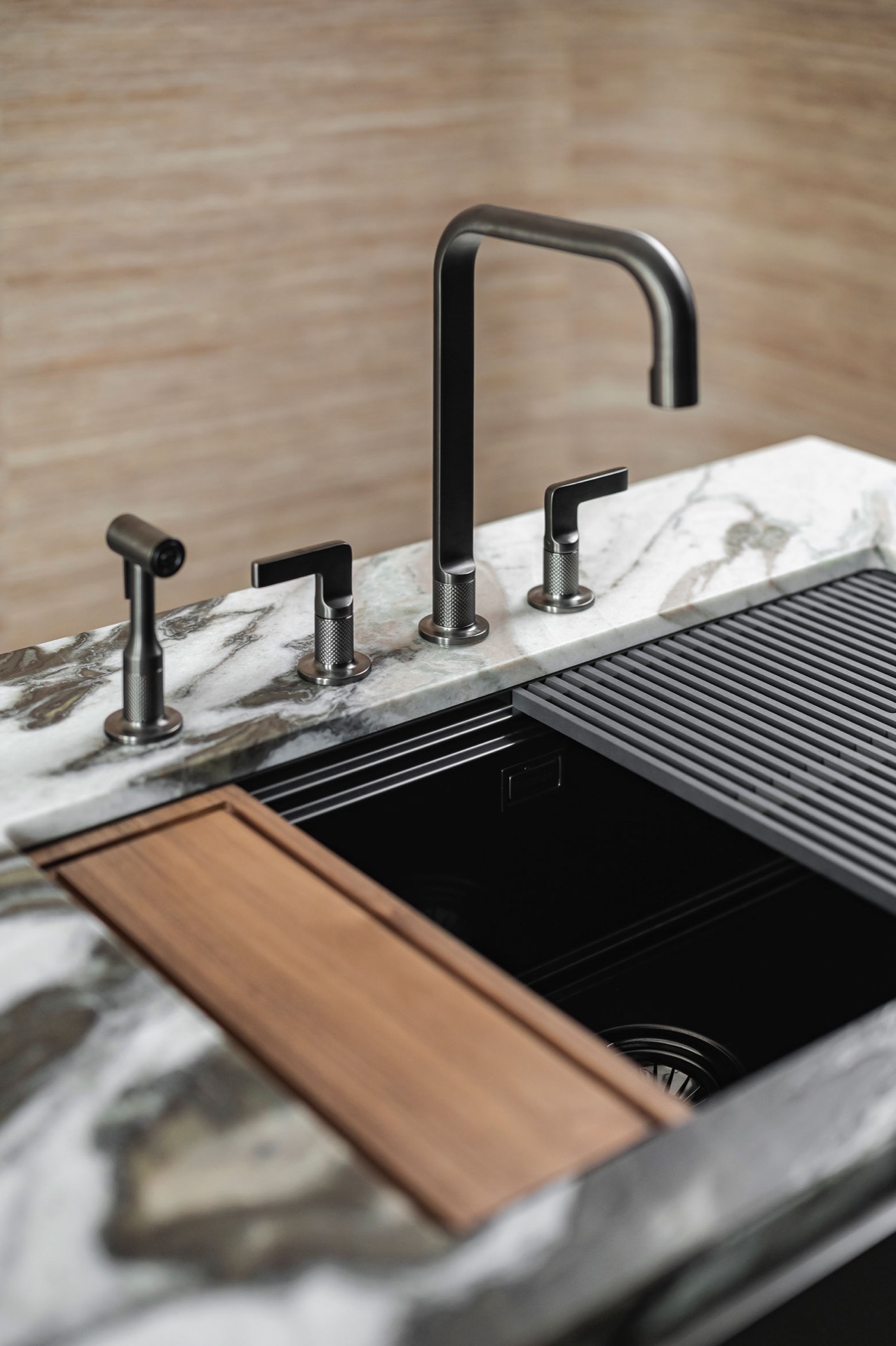 design cucina di lusso: dettaglio di piano in marmo e scaffali per vino in vetro, Luxury, Design, Exclusive, Modern, Custom Made, Special, Beautiful
