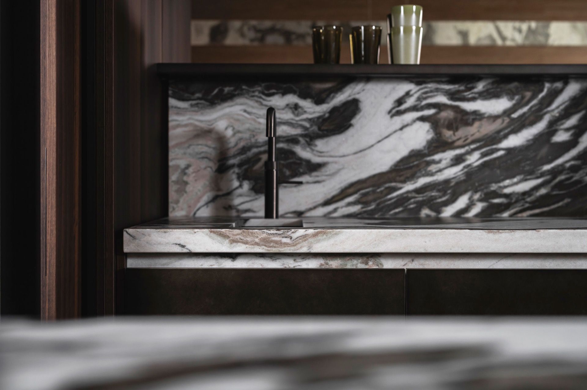 design cucina di lusso: cucina scura con piano in marmo e accessori, Luxury, Design, Exclusive, Modern, Custom Made, Special, Beautiful