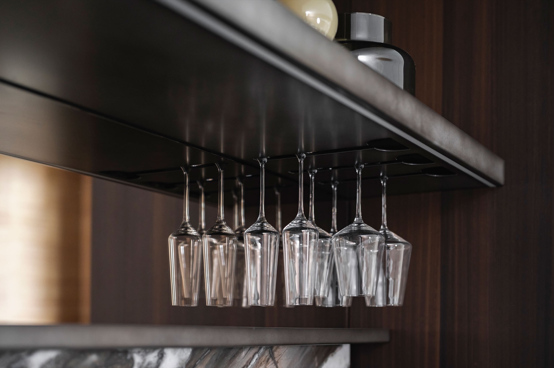 design cucina di lusso: dettaglio di piano in marmo e scaffali per vino in vetro, Luxury, Design, Exclusive, Modern, Custom Made, Special, Beautiful