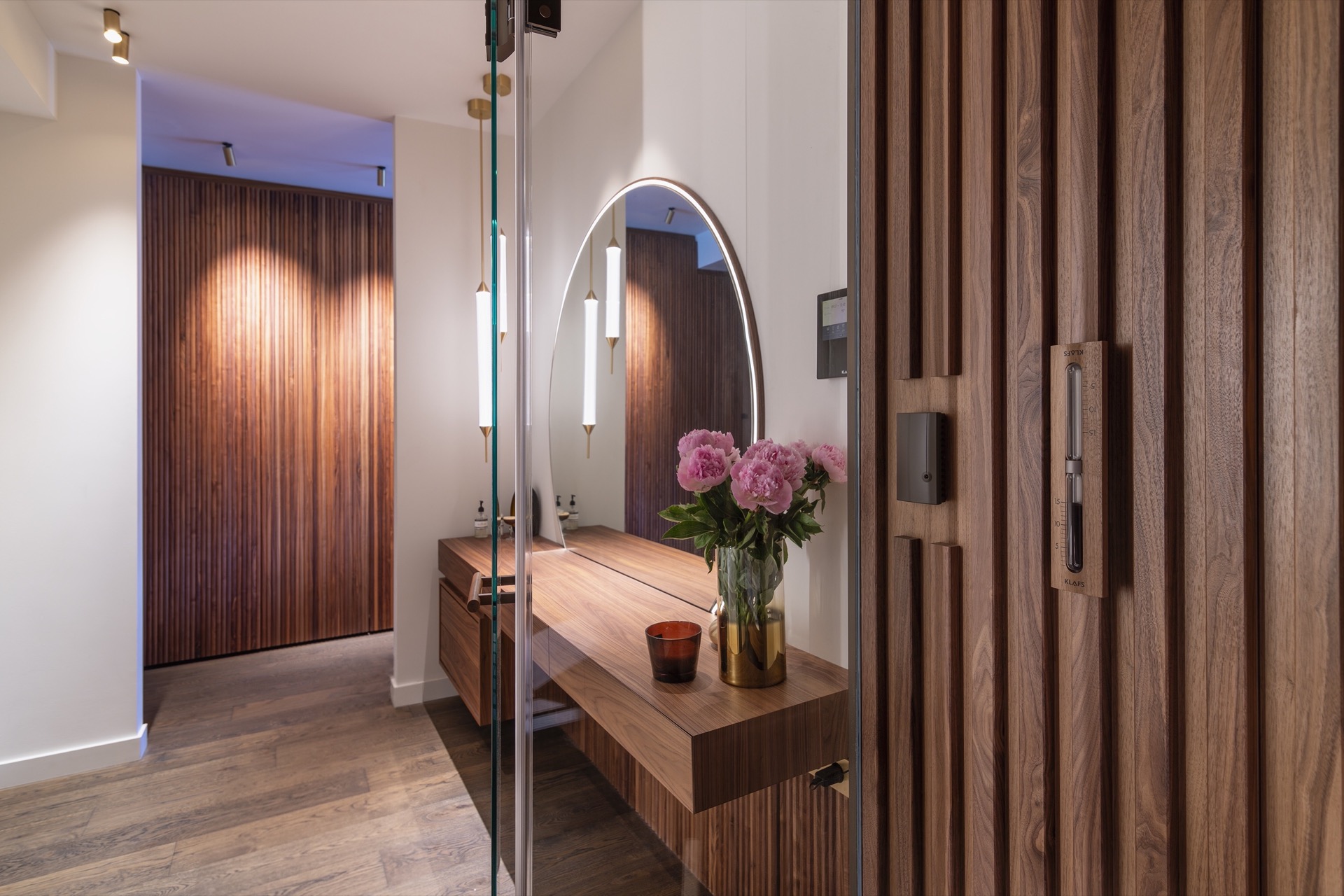 Bagno di lusso idee: accessori bagno e dettagli in legno, gancio per asciugamani e armadietto con specchio., Luxury, Design, Exclusive, Modern, Custom Made, Special, Beautiful