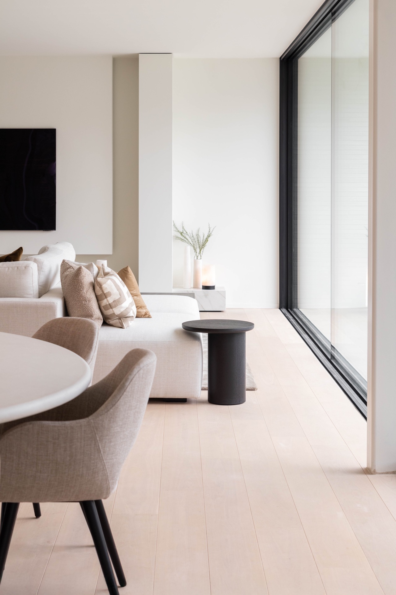 interni luminosi moderni: cucina moderna con piano in marmo e isola, zona pranzo con sedie, Luxury, Design, Exclusive, Modern, Custom Made, Special, Beautiful