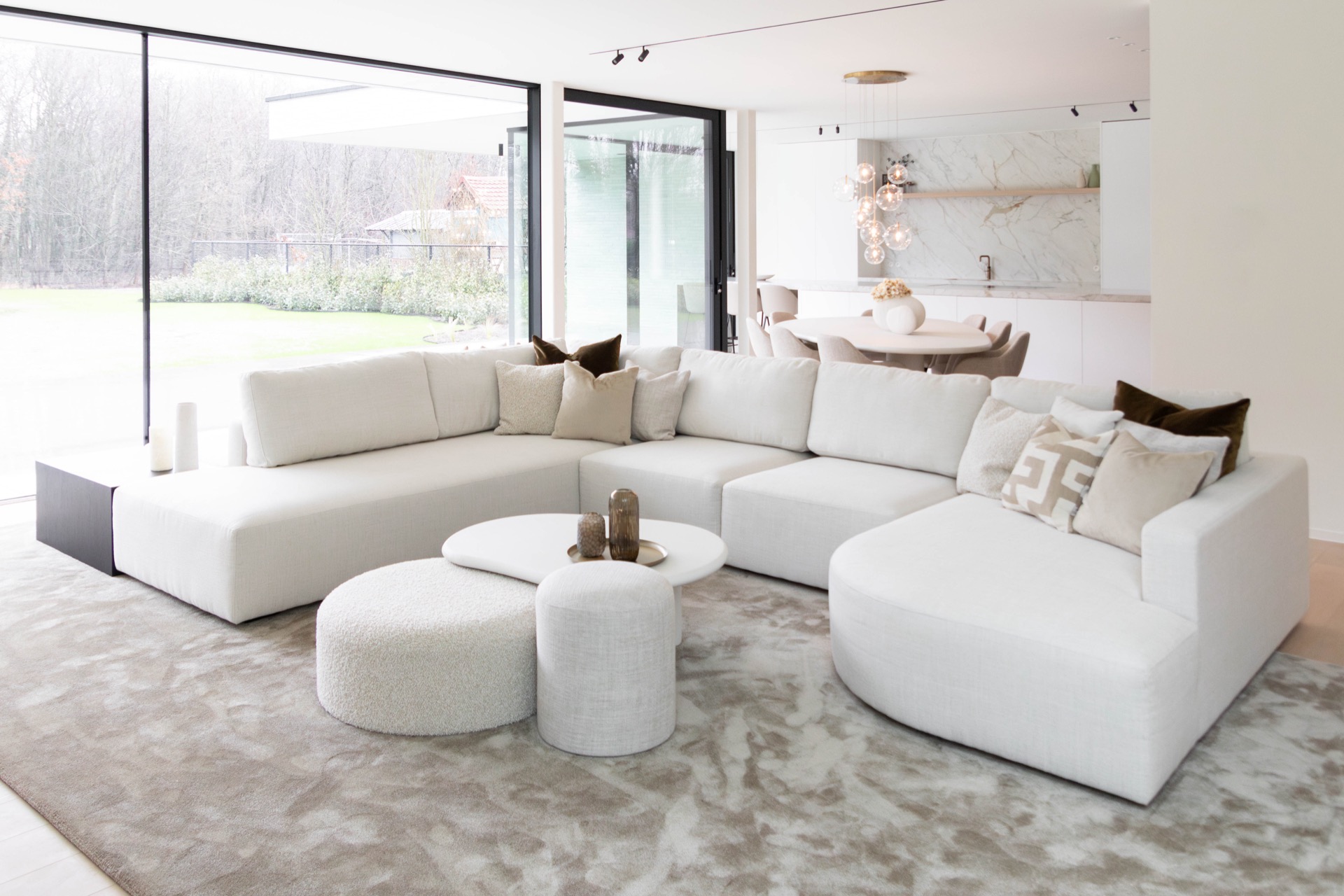 interni luminosi moderni: soggiorno luminoso con grandi finestre, divani confortevoli e accessori decorativi, Luxury, Design, Exclusive, Modern, Custom Made, Special, Beautiful