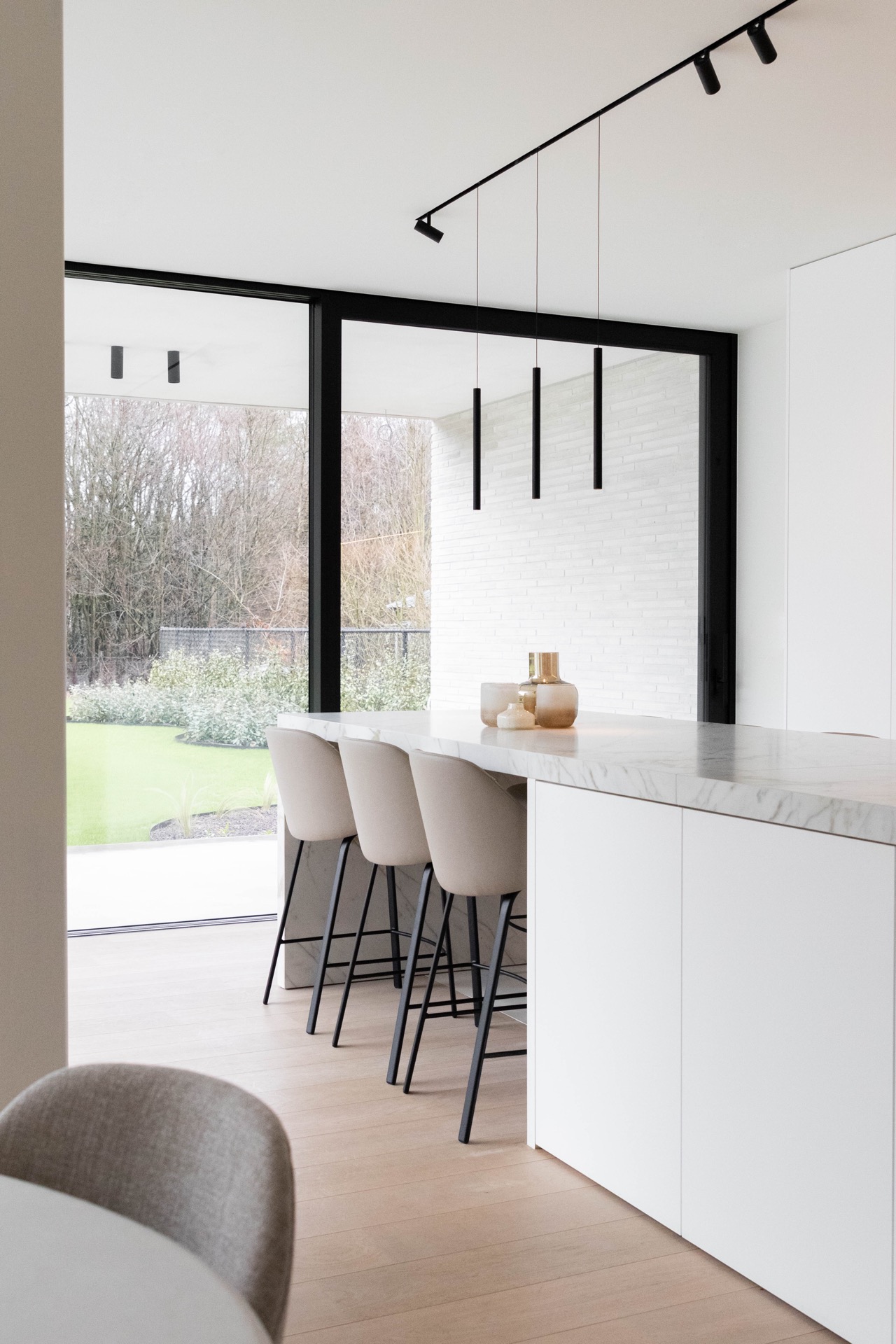interni luminosi moderni: sala da pranzo moderna con tavolo rotondo e sedie in tessuto e decorazioni neutre, Luxury, Design, Exclusive, Modern, Custom Made, Special, Beautiful