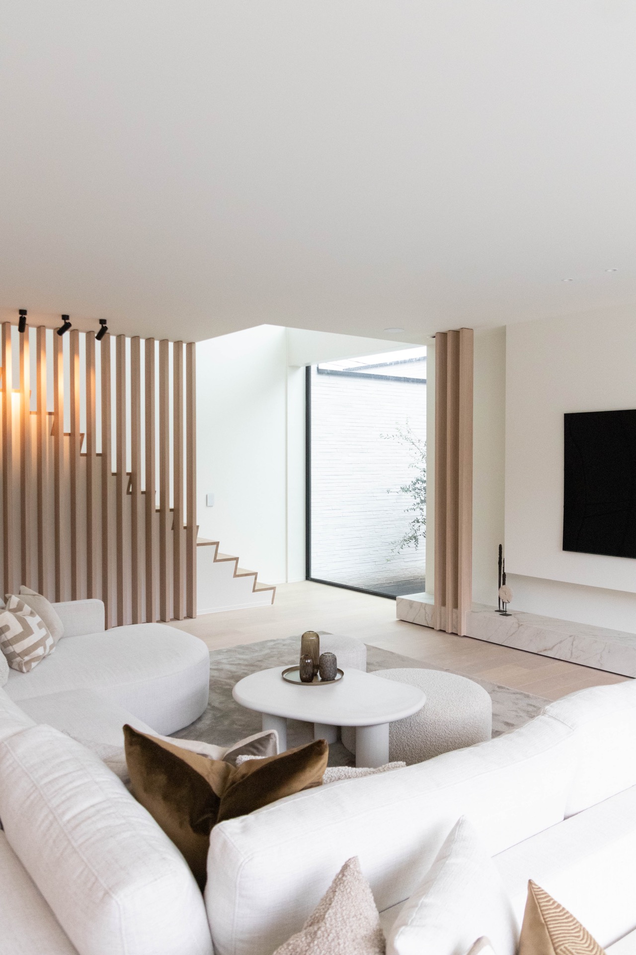 interni luminosi moderni: soggiorno luminoso con grande TV, mobili minimalisti e decorazioni semplici, Luxury, Design, Exclusive, Modern, Custom Made, Special, Beautiful