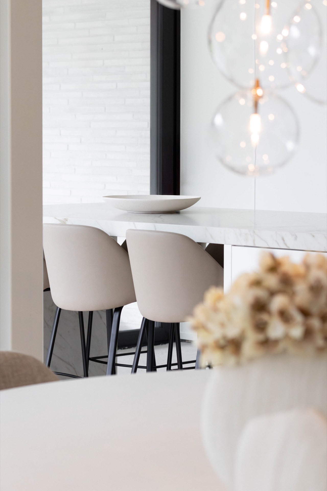 interni luminosi moderni: soggiorno luminoso con grande TV, mobili moderno e decorazioni neutre, Luxury, Design, Exclusive, Modern, Custom Made, Special, Beautiful
