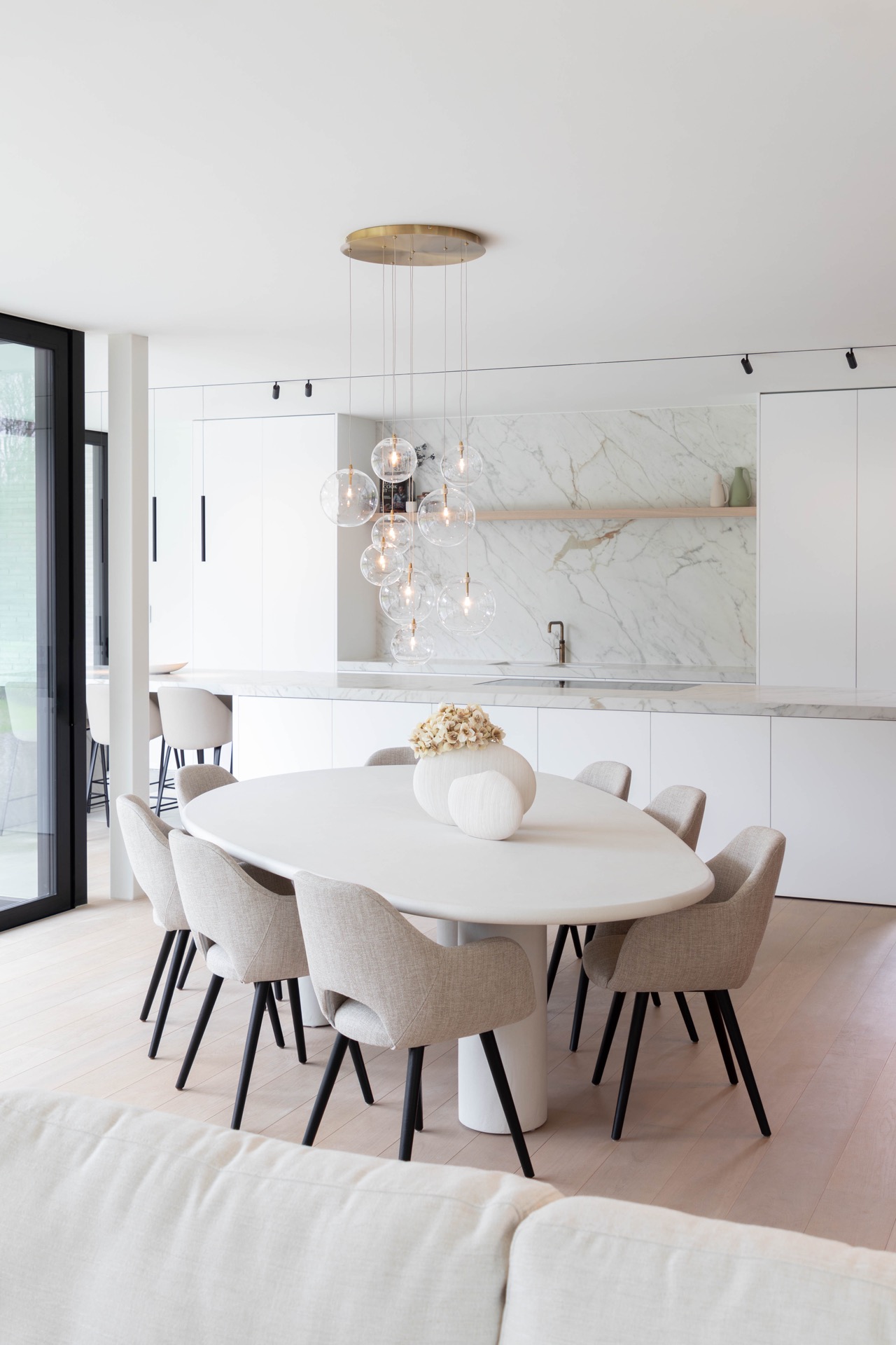 interni luminosi moderni: interni luminosi con mobili moderni, dettagli in marmo e grandi finestre in zona living e sala da, Luxury, Design, Exclusive, Modern, Custom Made, Special, Beautiful