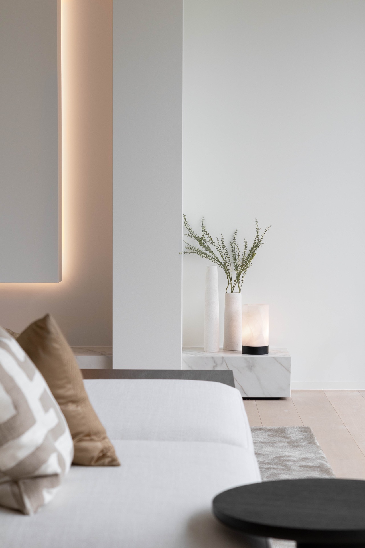 interni luminosi moderni: sala da pranzo moderna con tavolo rotondo e sedie in tessuto in vari colori e decorazioni, Luxury, Design, Exclusive, Modern, Custom Made, Special, Beautiful