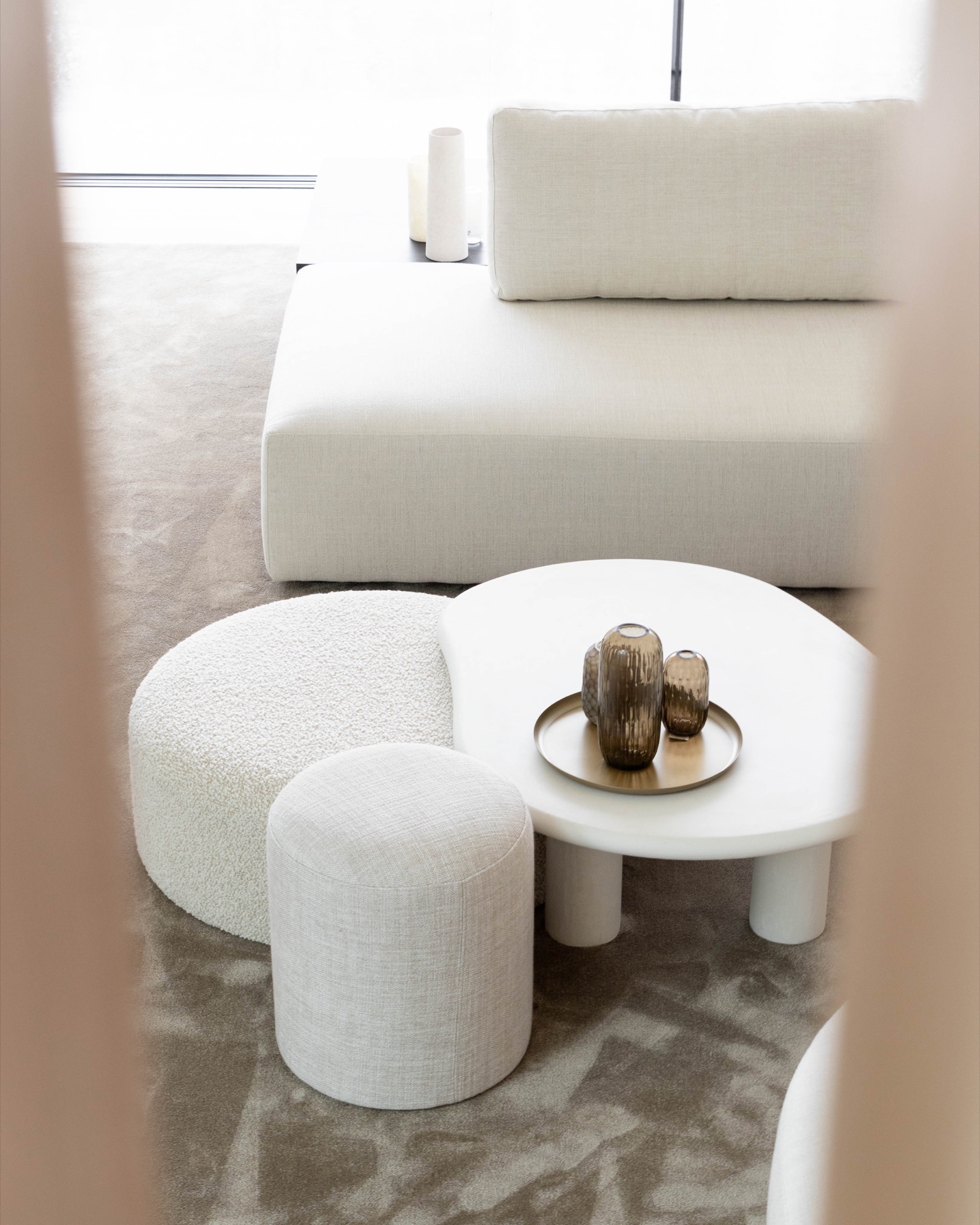 interni luminosi moderni: sala da pranzo moderna con tavolo rotondo e sedie in tessuto in colori neutri, Luxury, Design, Exclusive, Modern, Custom Made, Special, Beautiful
