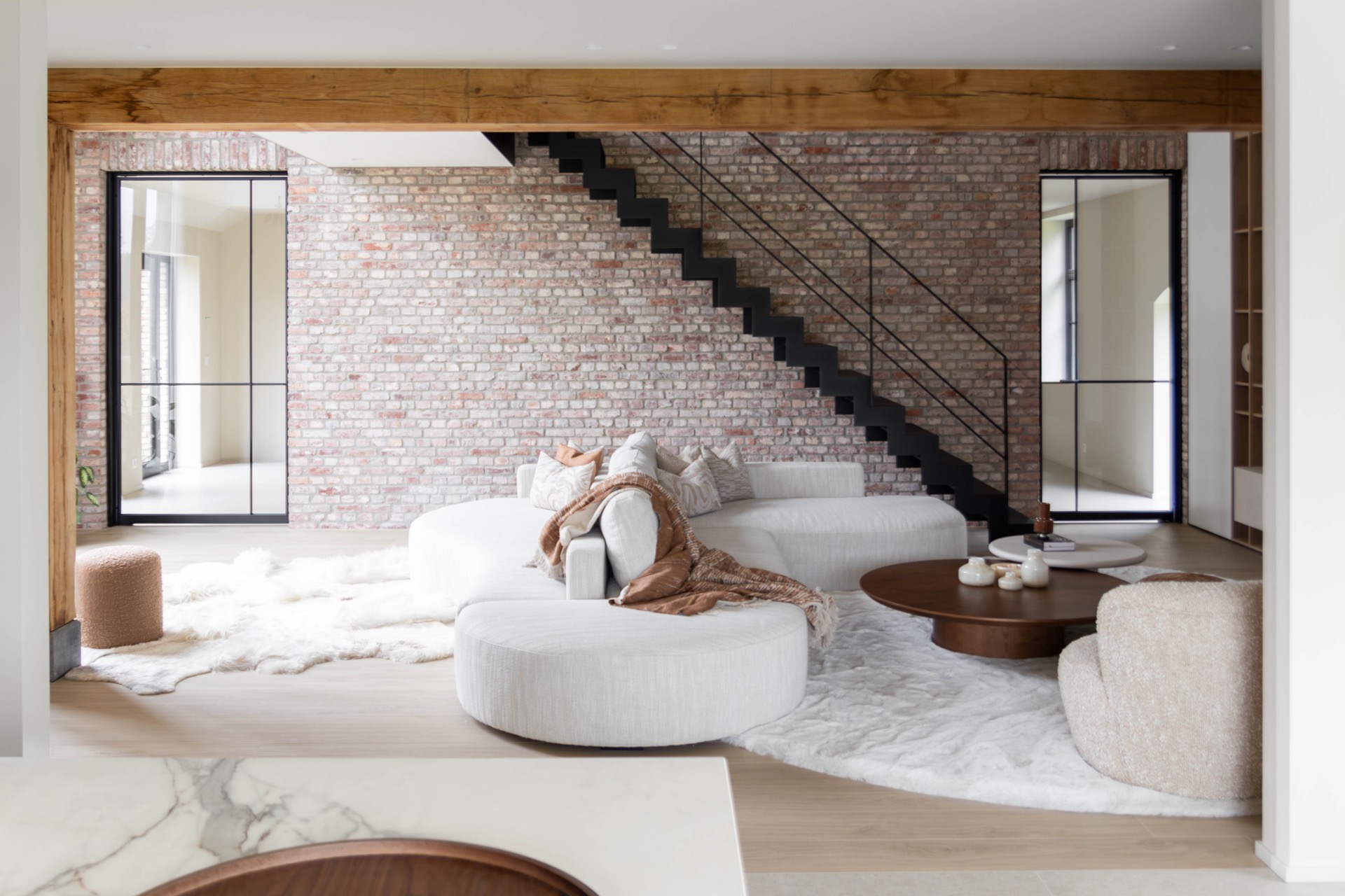 rivestimento in legno per pareti: soggiorno con sedie di tessuto beige e tavolo in legno, Luxe, Design, Exclusief, Modern, Maatwerk, Bijzondere, Mooie