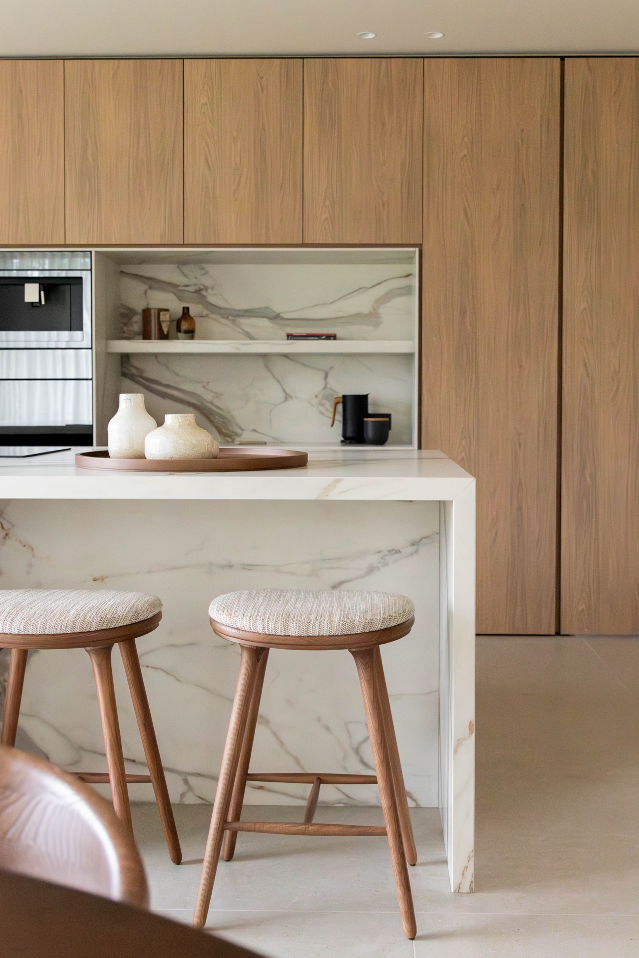 rivestimento in legno per pareti: dettaglio del piano in marmo e degli armadi in legno in cucina, Luxe, Design, Exclusief, Modern, Maatwerk, Bijzondere, Mooie