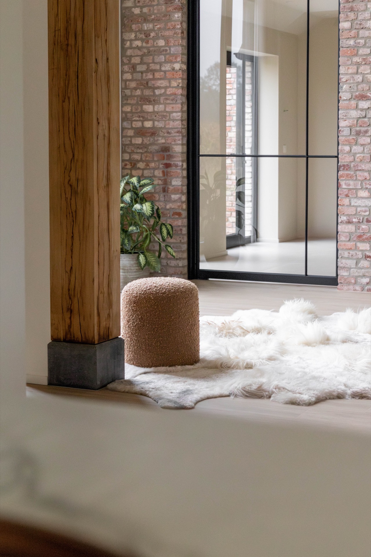 rivestimento in legno per pareti: sala da pranzo con tavolo in legno e grandi finestre, Luxe, Design, Exclusief, Modern, Maatwerk, Bijzondere, Mooie