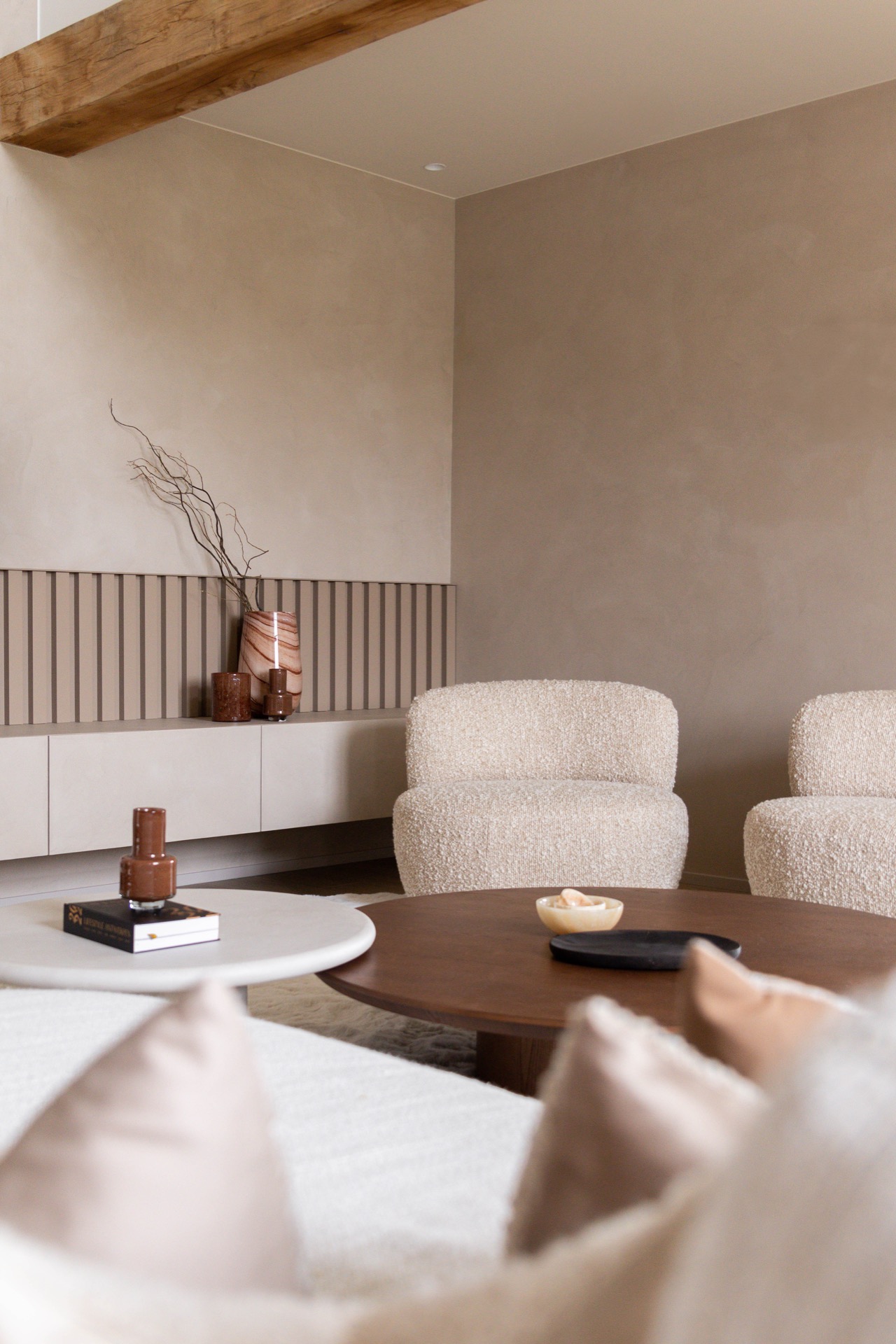 rivestimento in legno per pareti: angolo di una stanza con parete in mattoni e grandi finestre con cornici nere, Luxe, Design, Exclusief, Modern, Maatwerk, Bijzondere, Mooie
