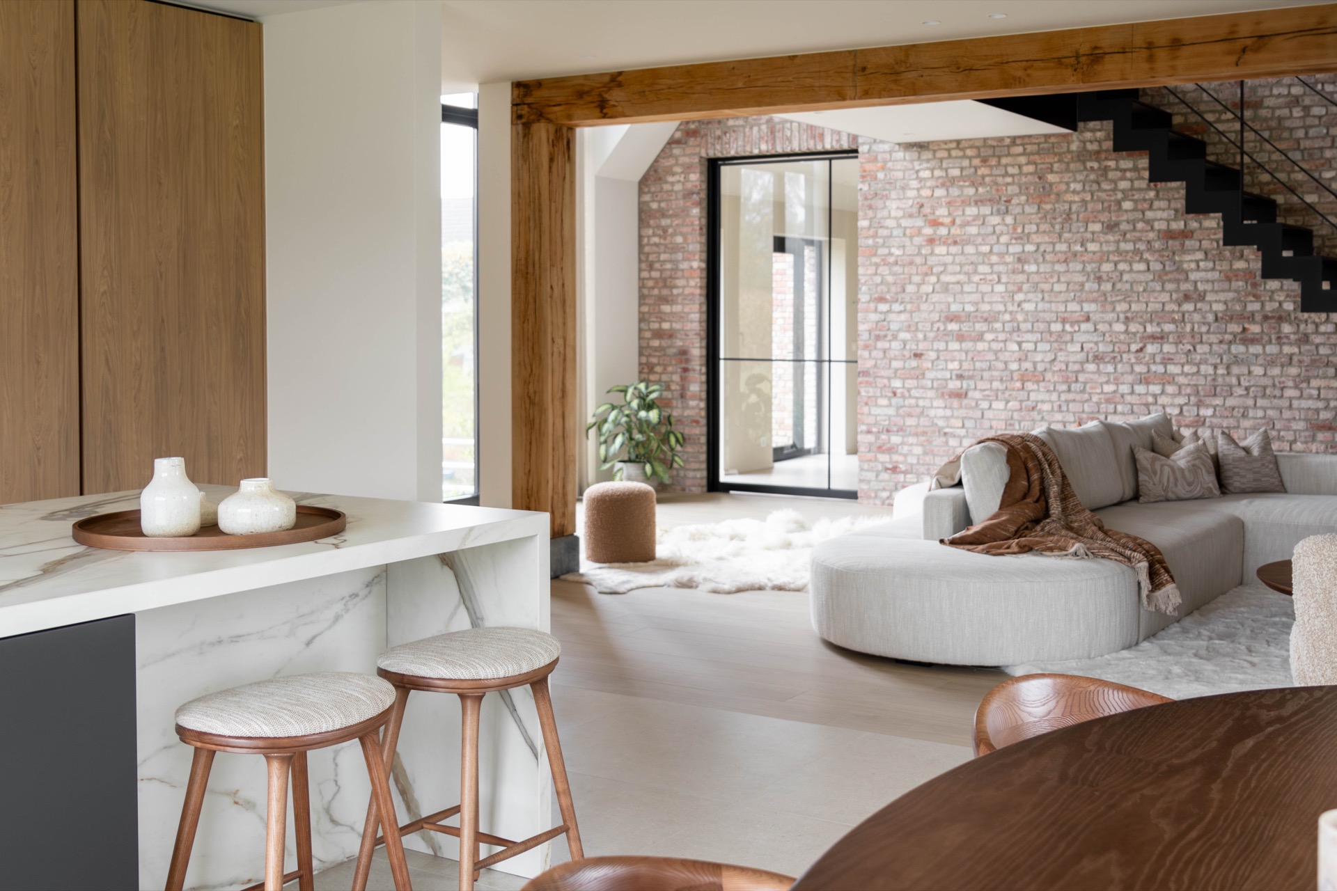 rivestimento in legno per pareti: soggiorno moderno rustico con parete in mattone e travi in legno, Luxe, Design, Exclusief, Modern, Maatwerk, Bijzondere, Mooie