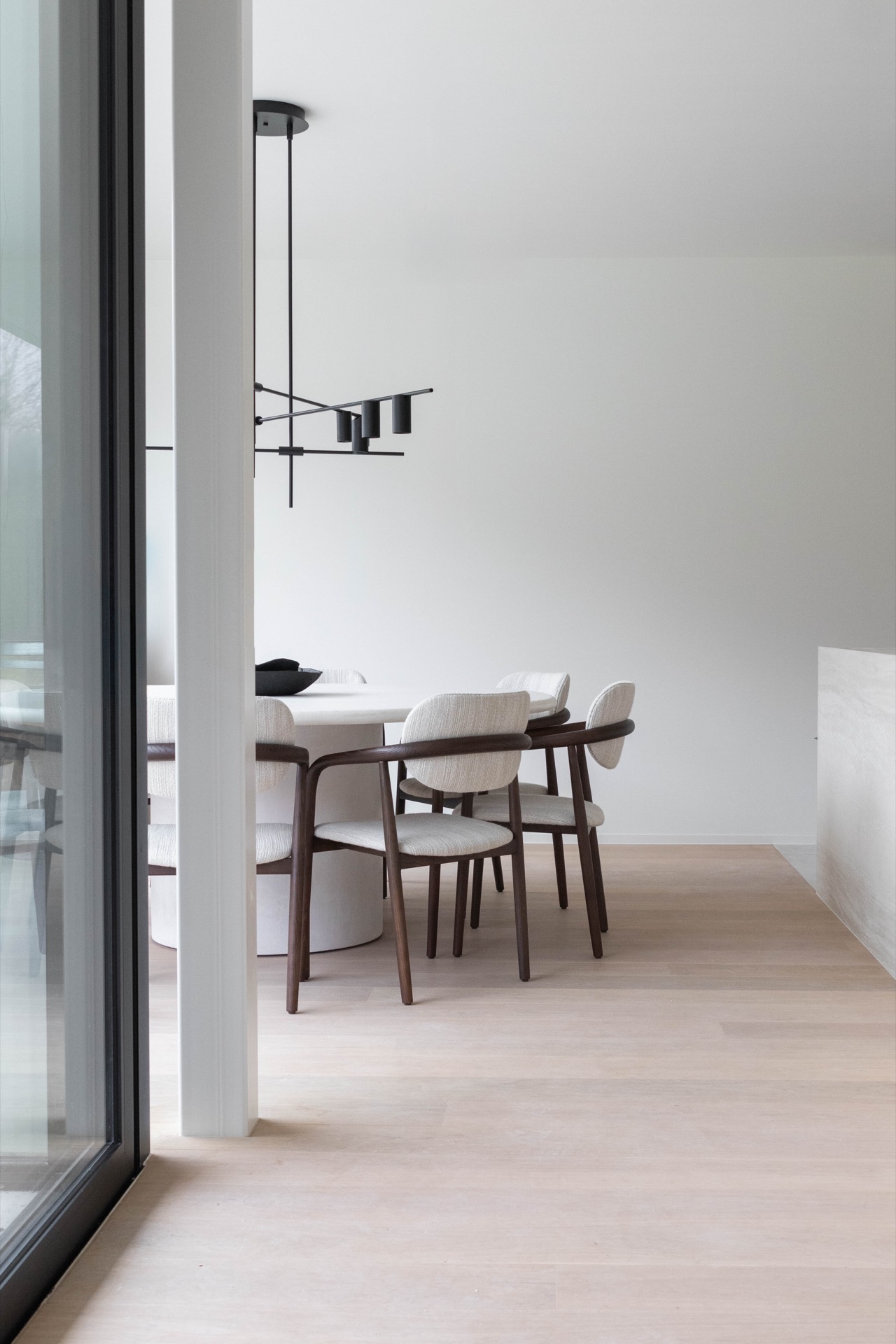 rivestimento camino moderno: dettaglio illuminazione moderna della cucina con lampade nere e parete in legno, Luxury, Design, Exclusive, Modern, Custom Made, Special, Beautiful