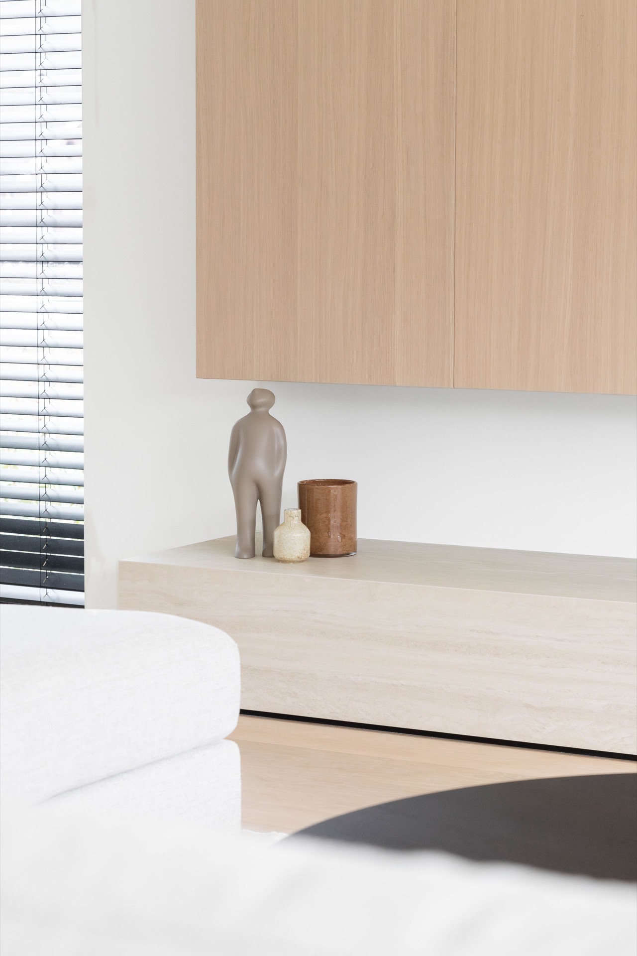 rivestimento camino moderno: primo piano di decorazioni naturali con ceramica e legno, Luxury, Design, Exclusive, Modern, Custom Made, Special, Beautiful