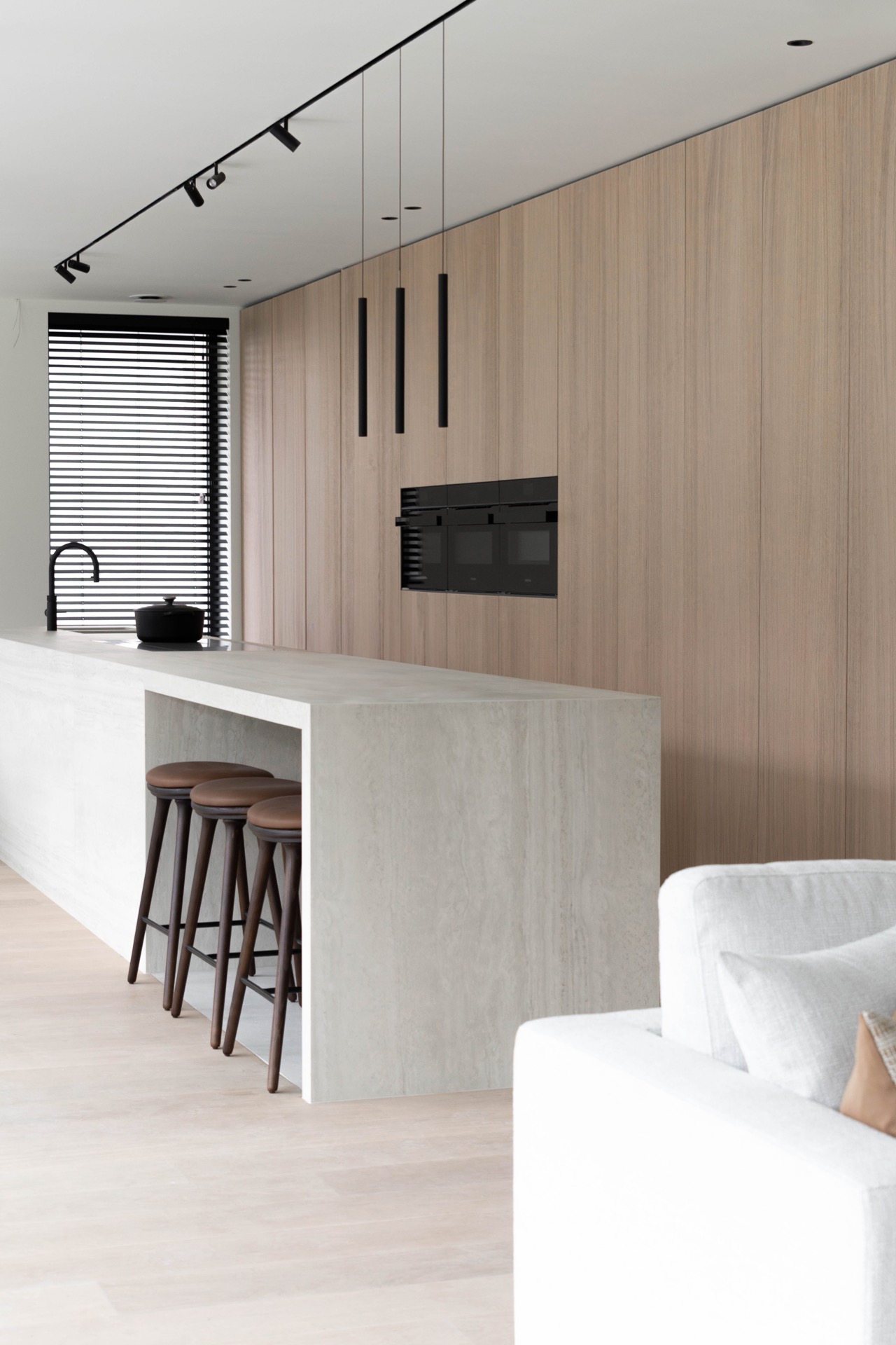 rivestimento camino moderno: cucina elegante con piano in marmo e piano cottura nero, dettagli in legno, Luxury, Design, Exclusive, Modern, Custom Made, Special, Beautiful