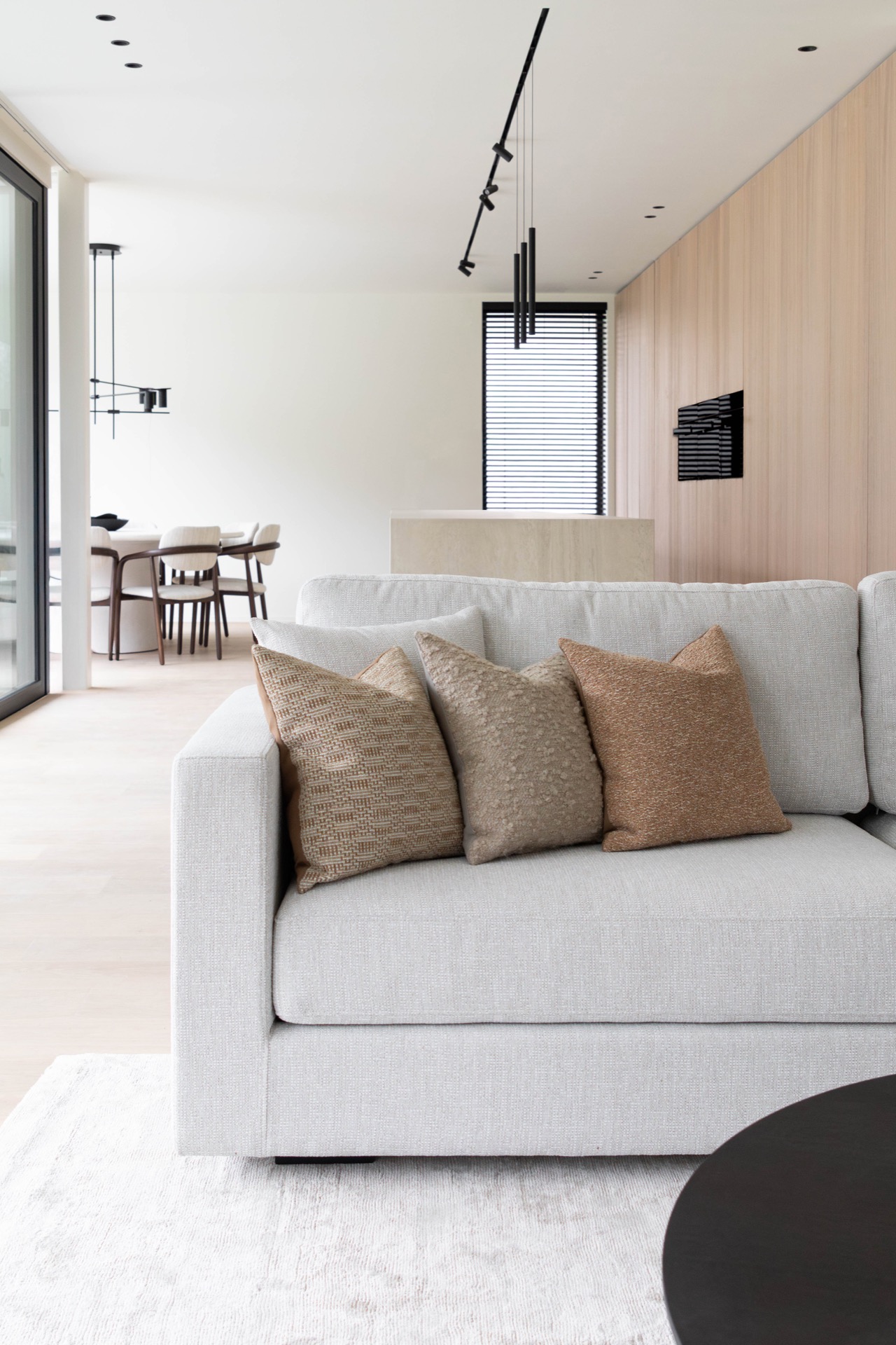 rivestimento camino moderno: zona pranzo con tavolo in legno chiaro e sedie di tessuto, grandi finestre con tende nere, Luxury, Design, Exclusive, Modern, Custom Made, Special, Beautiful