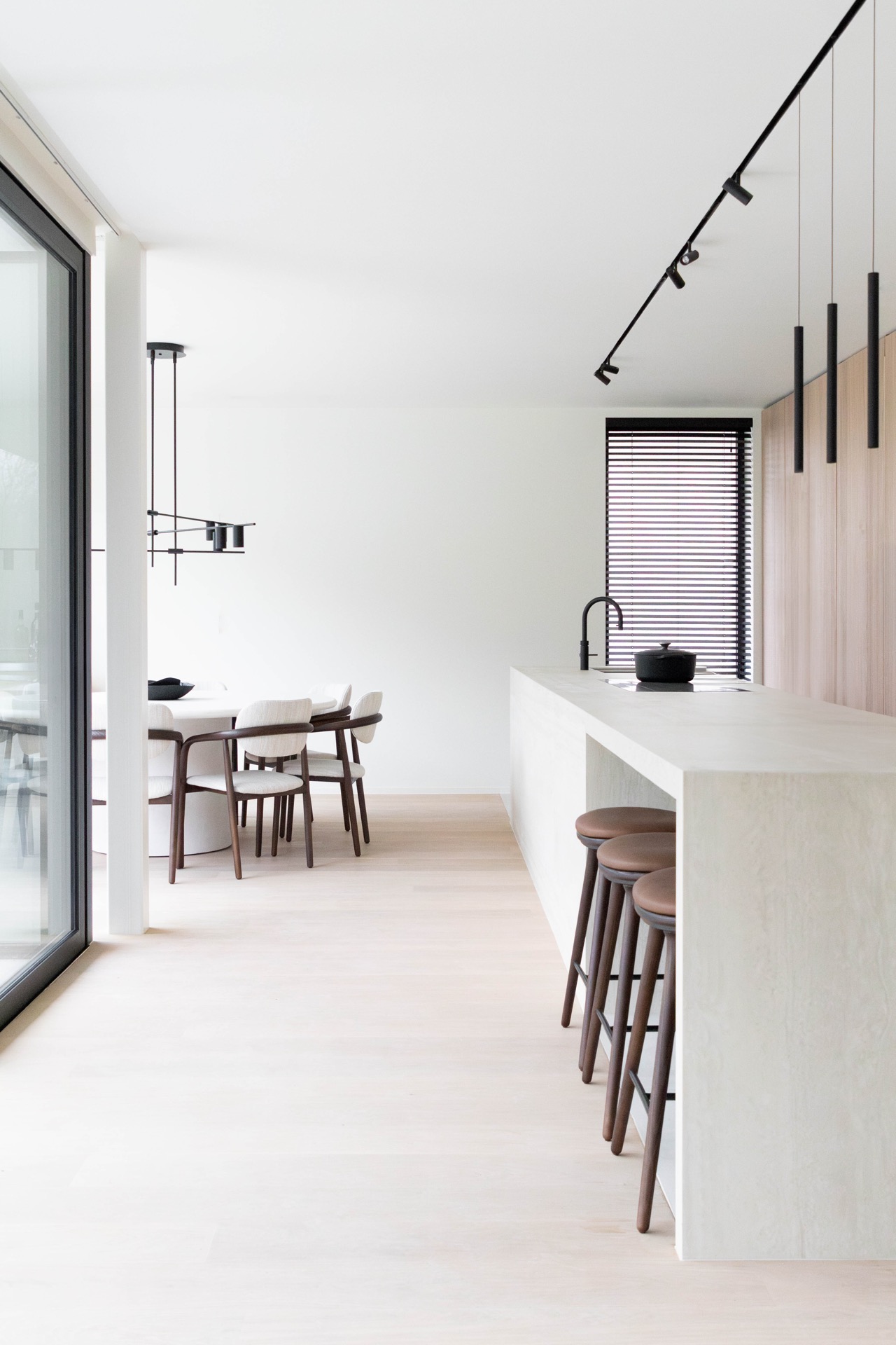 rivestimento camino moderno: soggiorno luminoso con grandi finestre e dettagli neri, stile moderno, Luxury, Design, Exclusive, Modern, Custom Made, Special, Beautiful