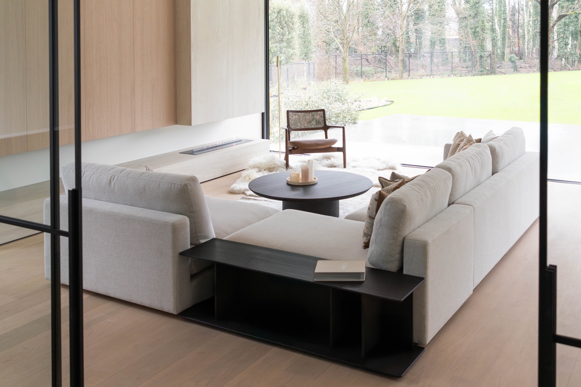 rivestimento camino moderno: zona giorno bianca con dettagli in legno scuro e grandi finestre, Luxury, Design, Exclusive, Modern, Custom Made, Special, Beautiful