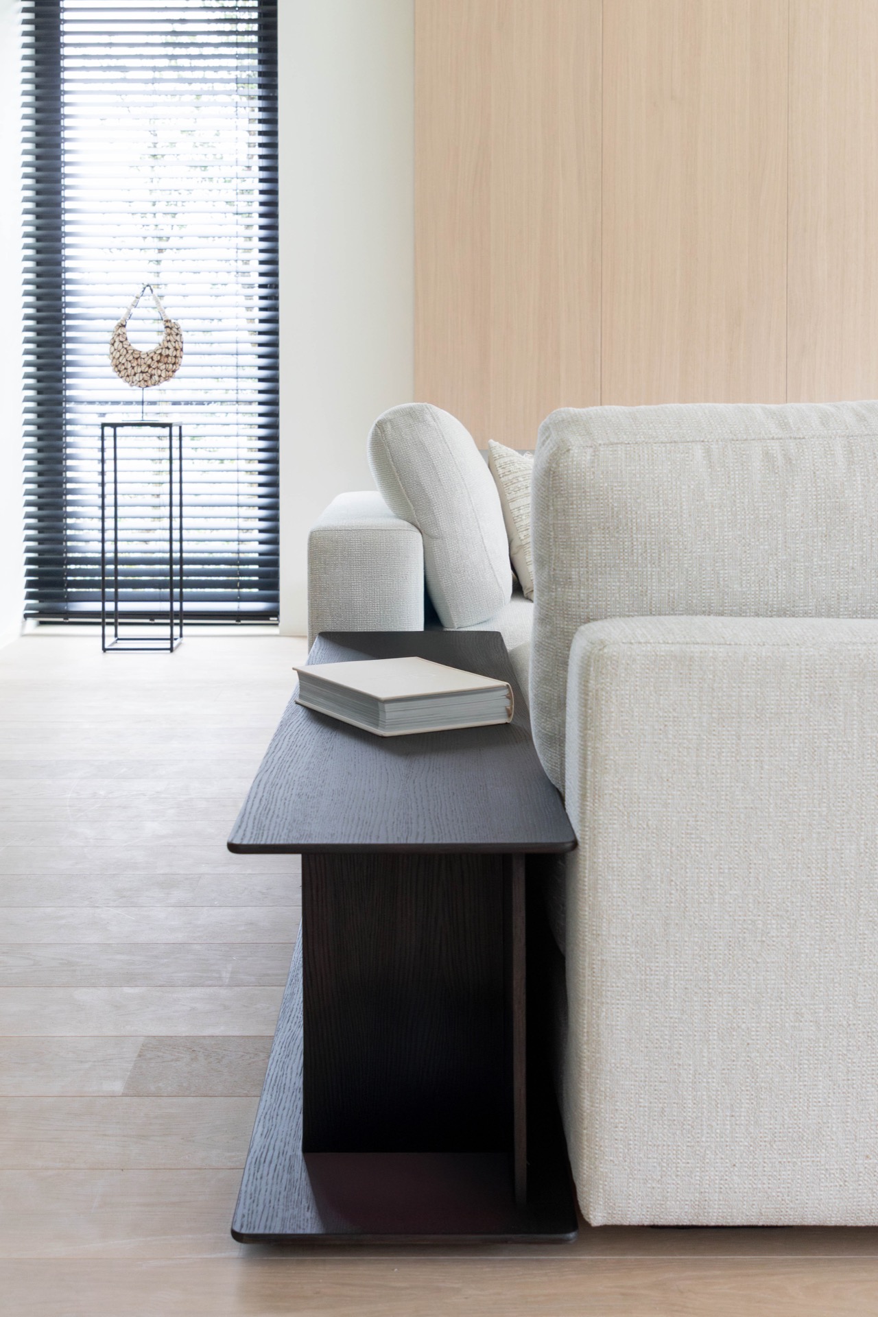 rivestimento camino moderno: soggiorno luminoso con zona lounge di lusso e cuscini colorati, Luxury, Design, Exclusive, Modern, Custom Made, Special, Beautiful