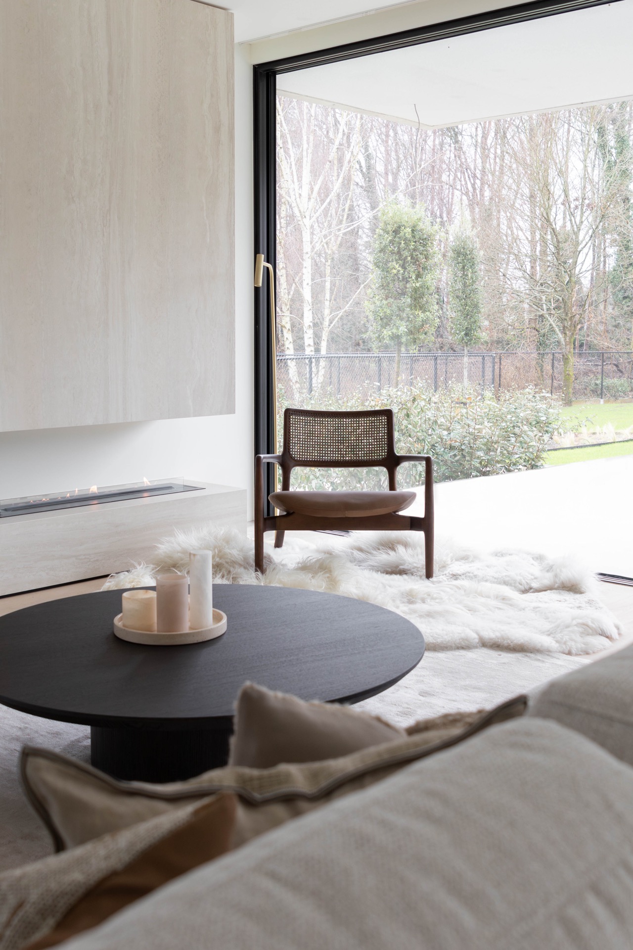 rivestimento camino moderno: cucina bianca con piano in marmo e piano cottura nero, Luxury, Design, Exclusive, Modern, Custom Made, Special, Beautiful